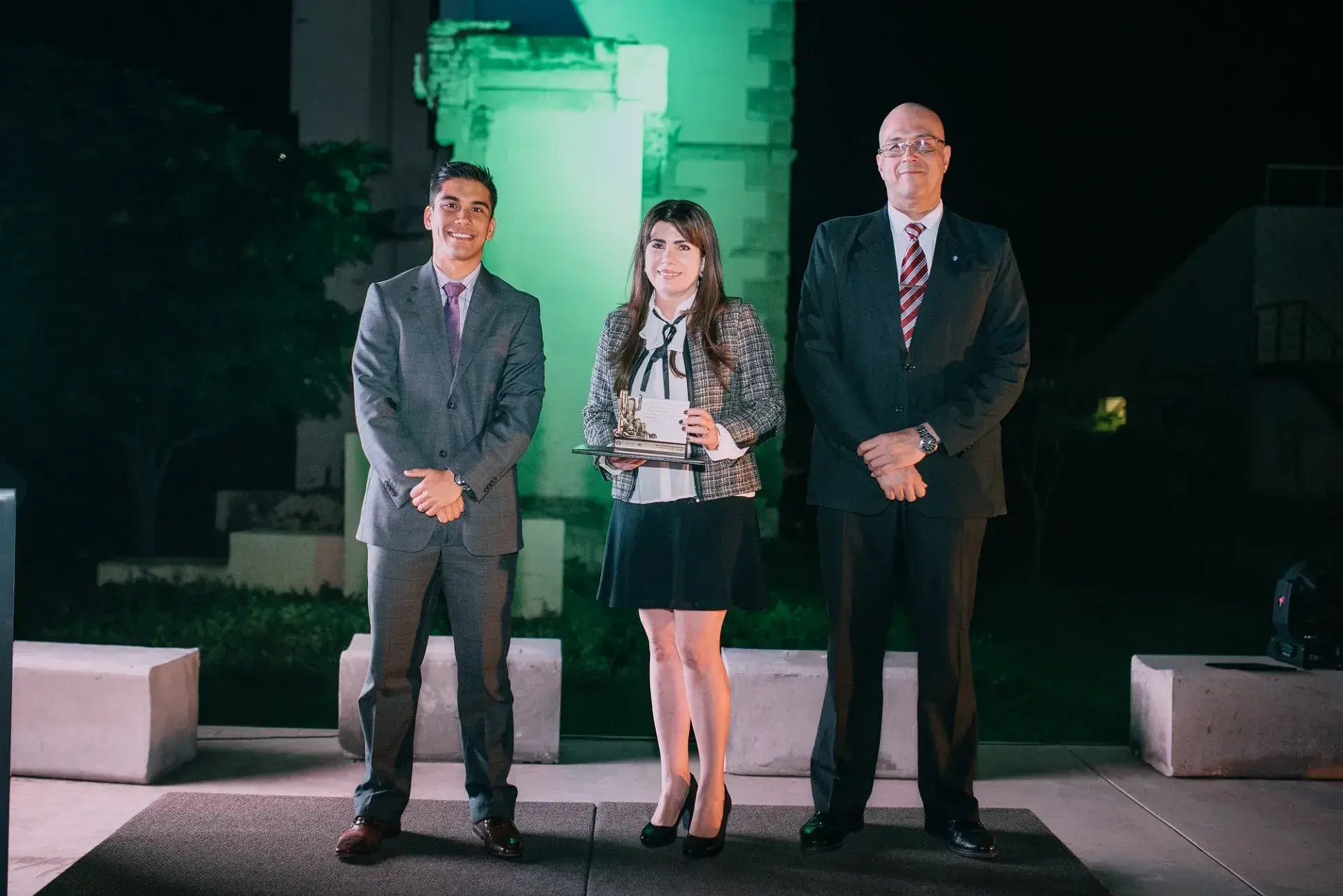 Los profesores recibieron un diploma y una replica del monumento en honor a Adolfo Prieto