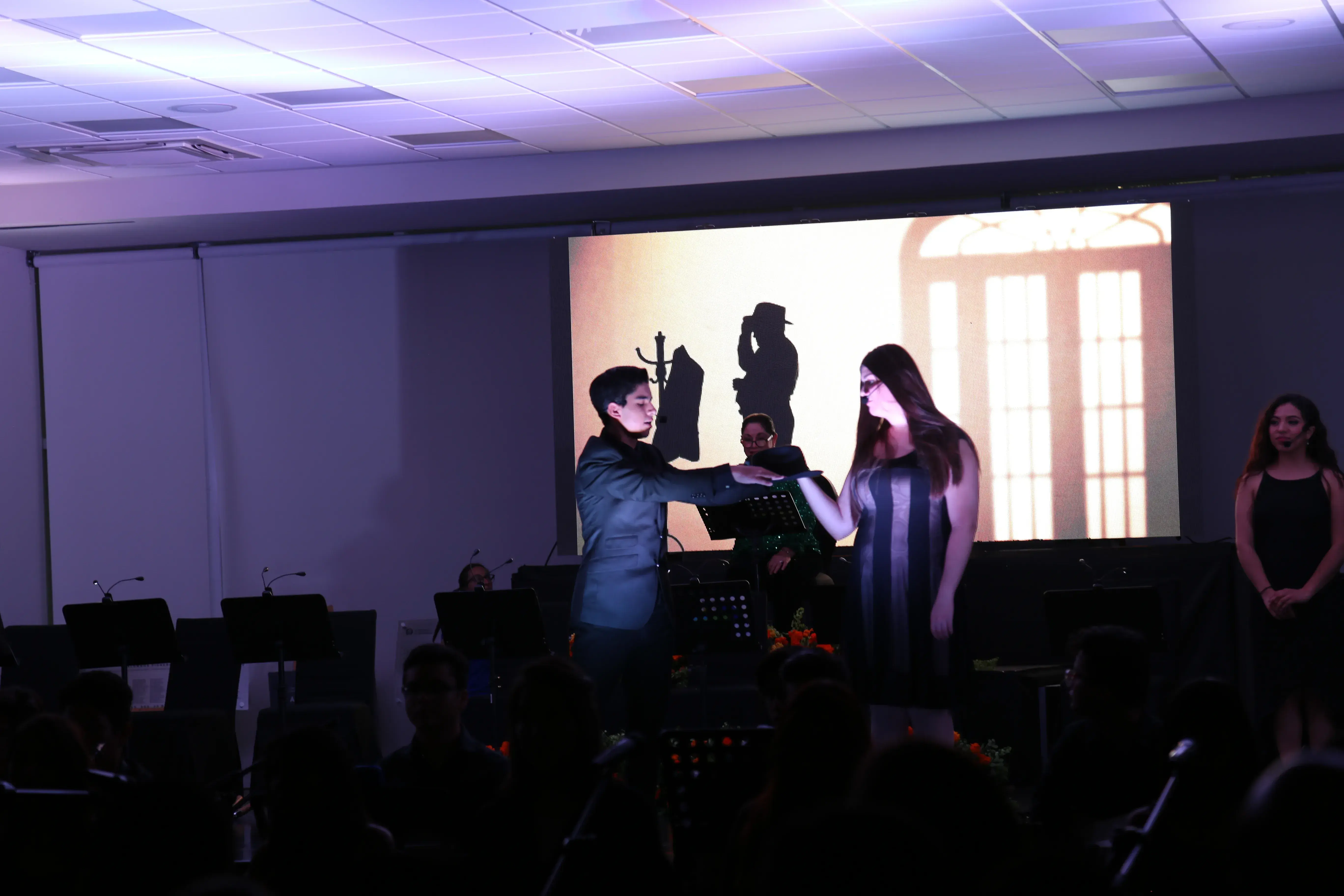 Alumnos comparten escenario con Angélica Aragón 
