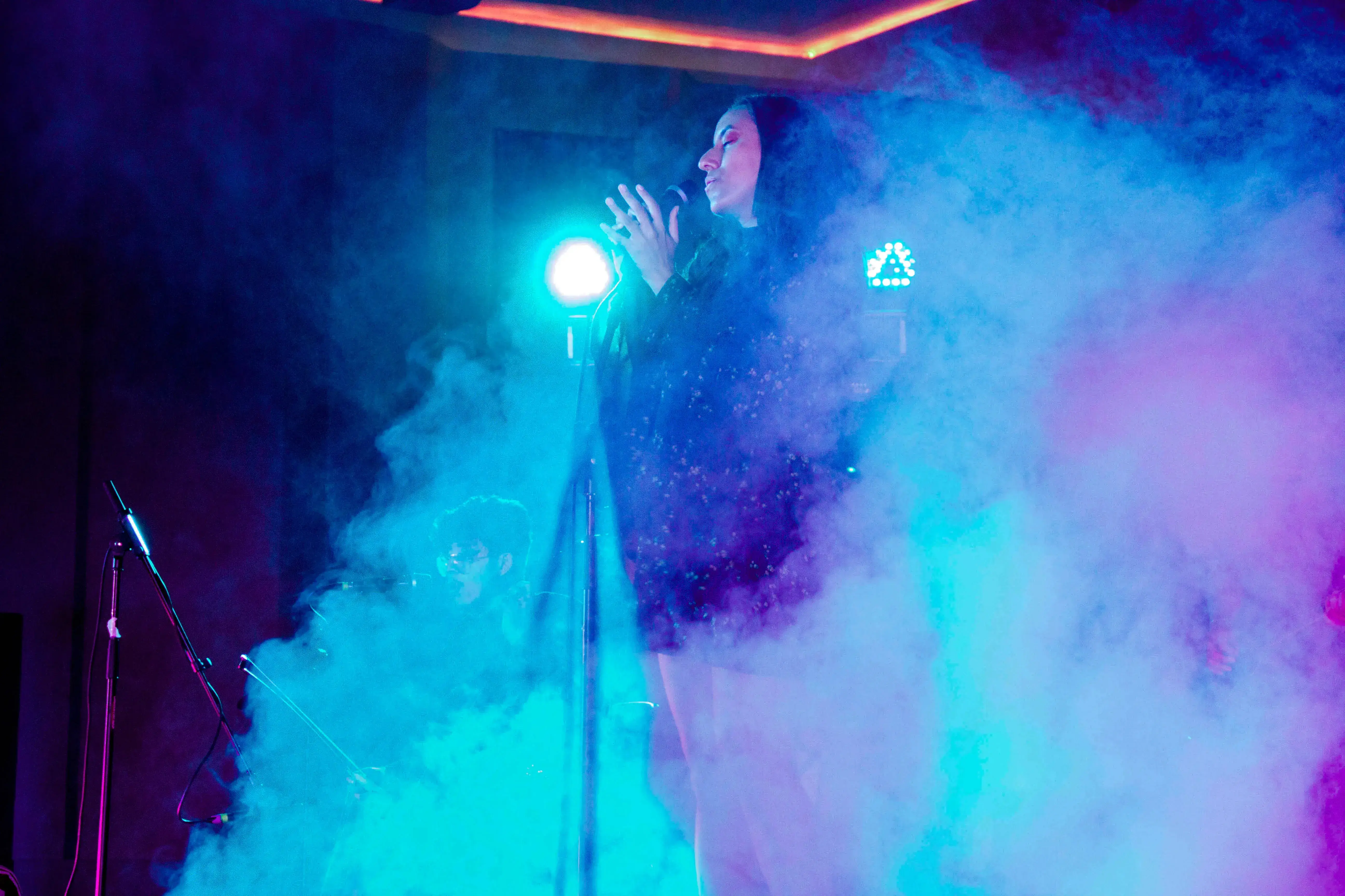 Alumna participando en el festival de la canción 2018 