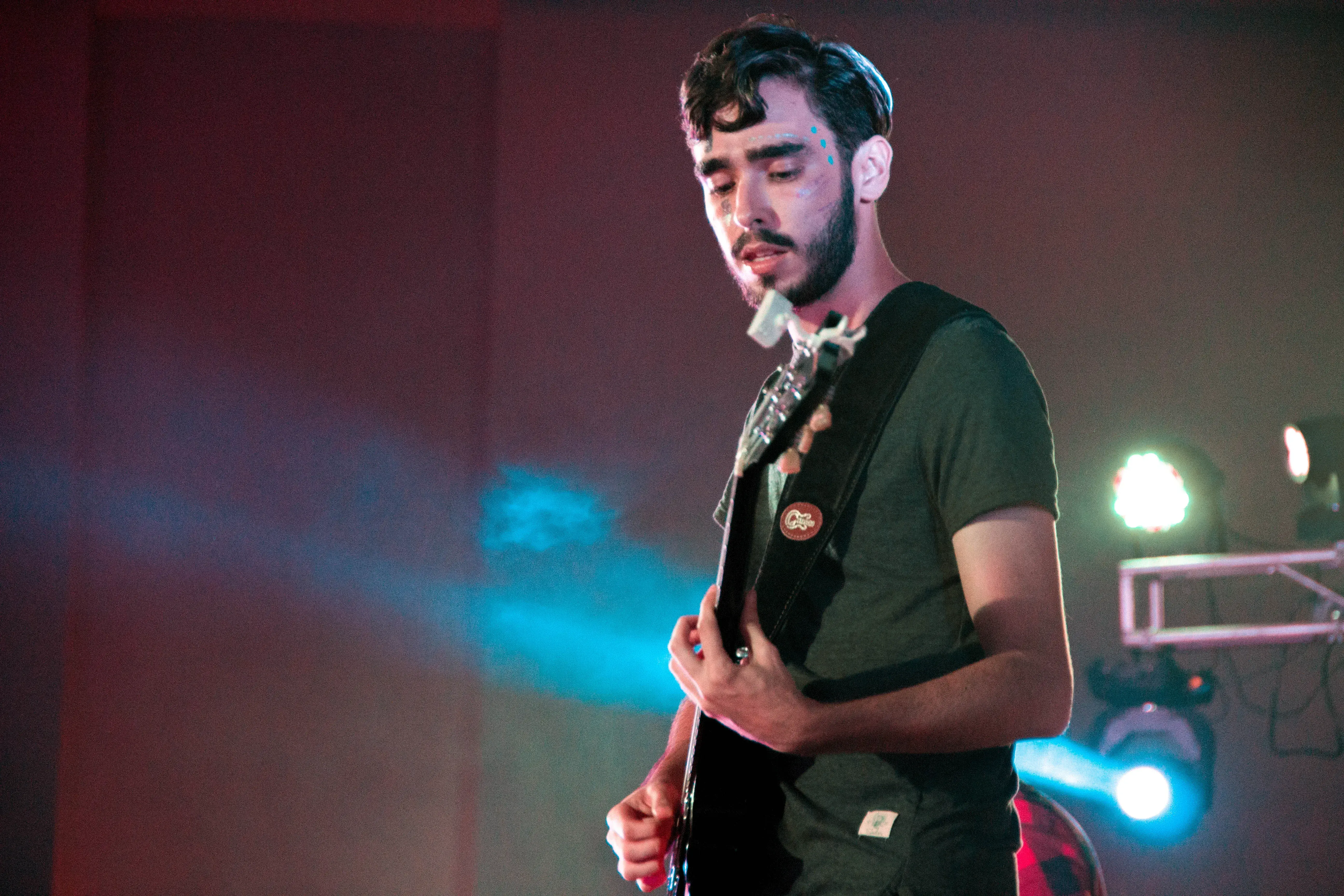 Alumno participando en el festival de la canción 2018