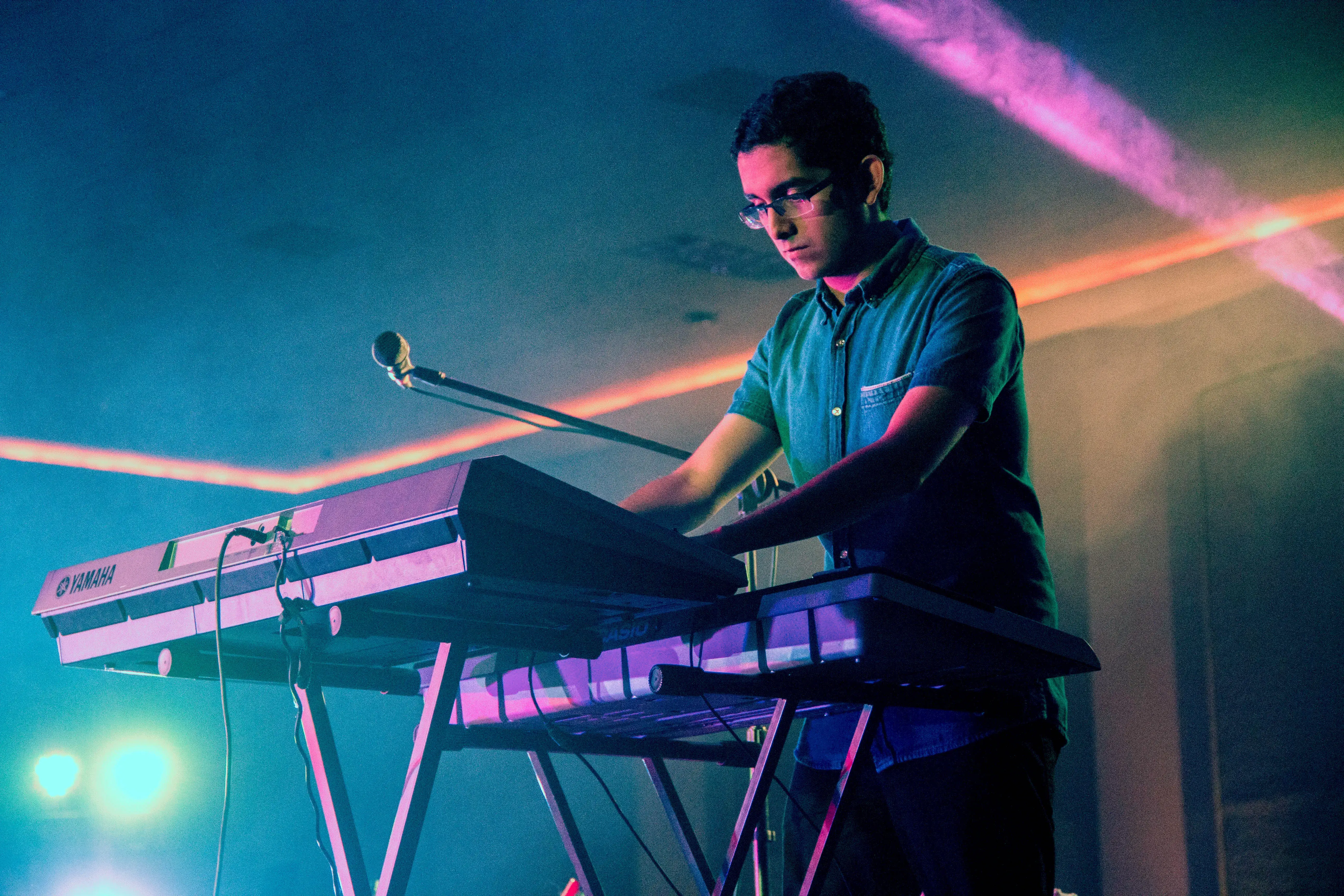 Alumno participando en el festival de la canción