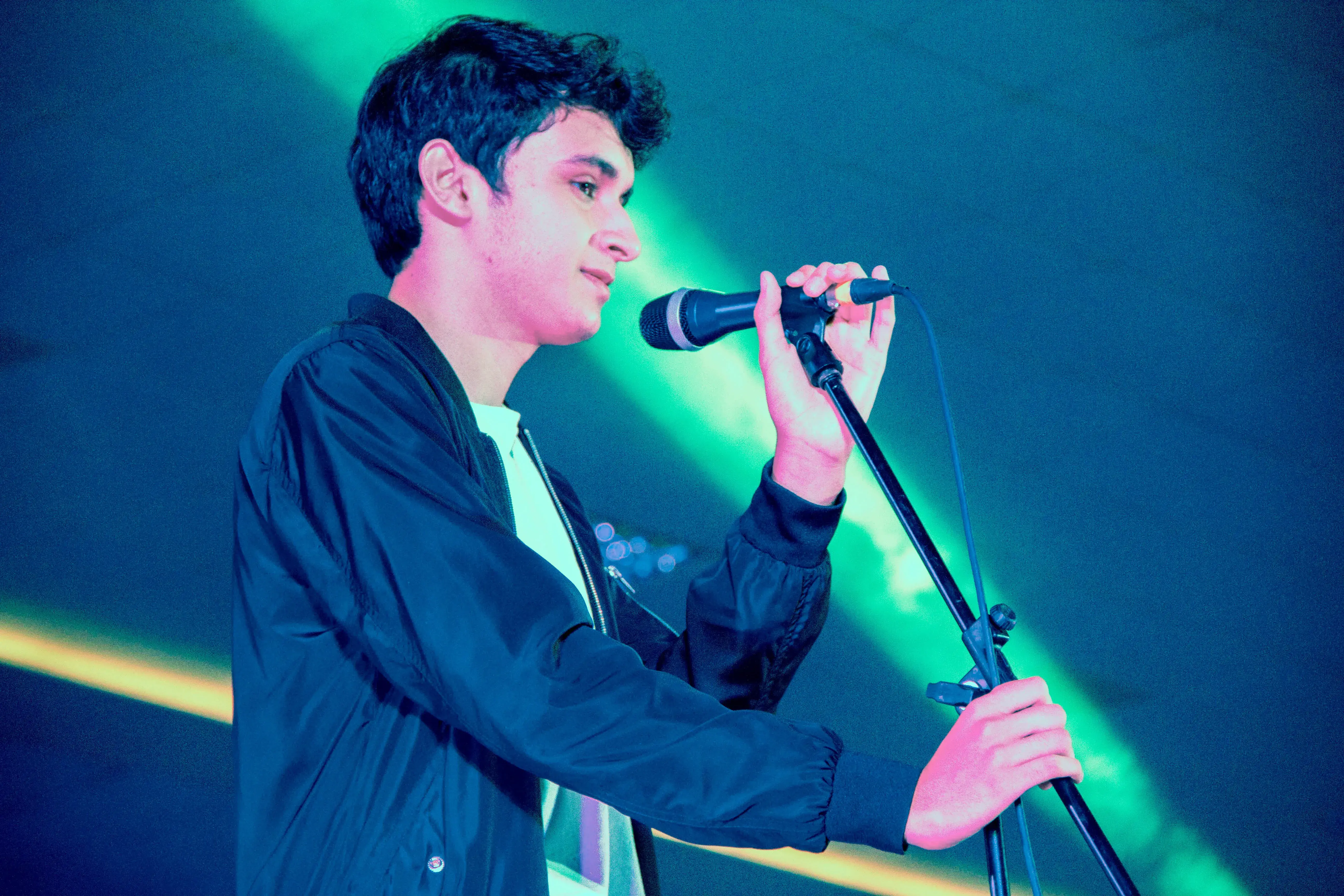 Alumno participando en el festival de la canción