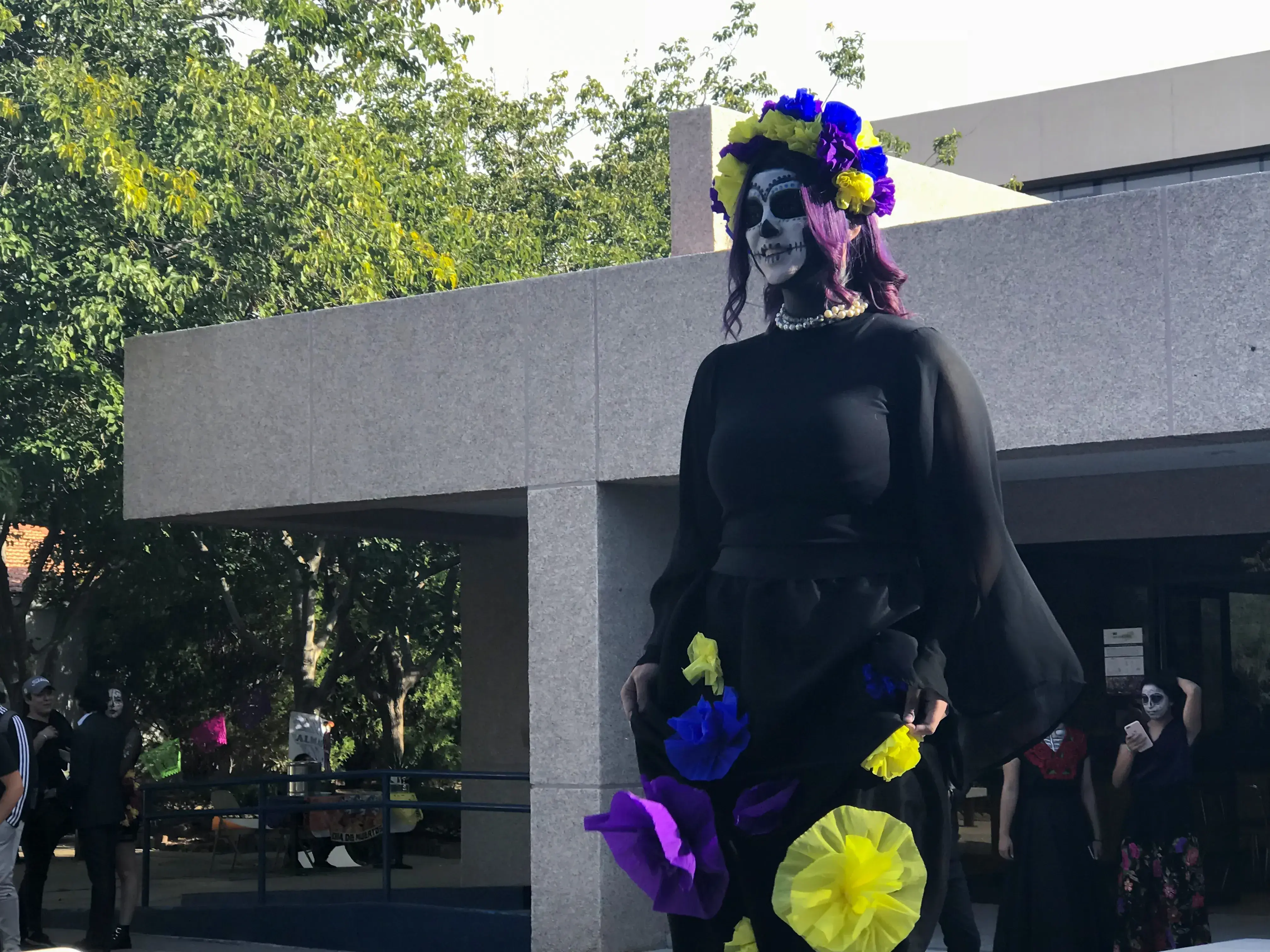 Alumnos festejando el día de muertos