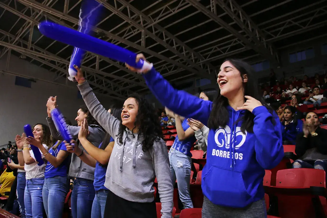 Alumnos del Tec de Monterrey apoyando a su equipo