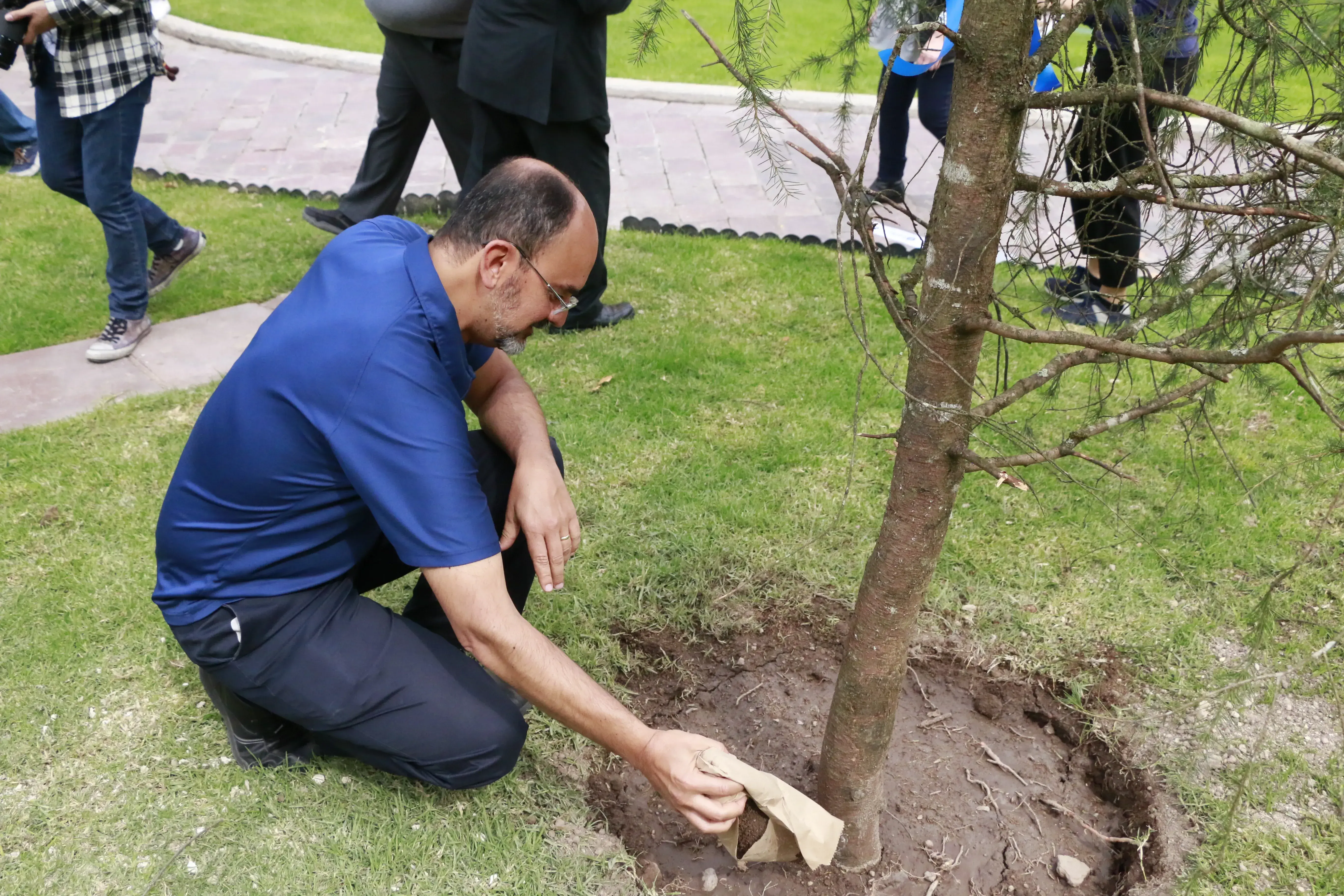 Director Hector Morelos con uno de los arboles de las carreras
