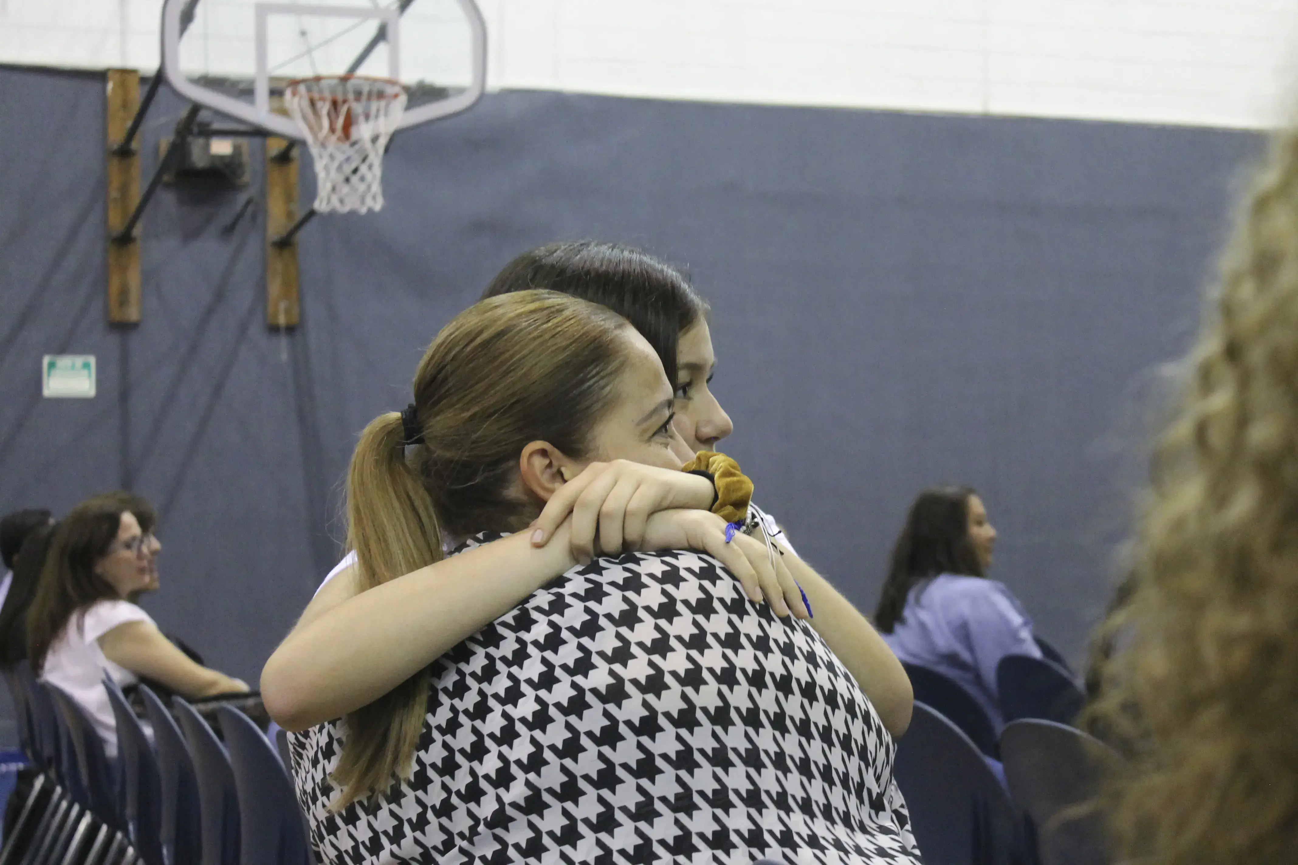 Abrazo madre e hija conferencia