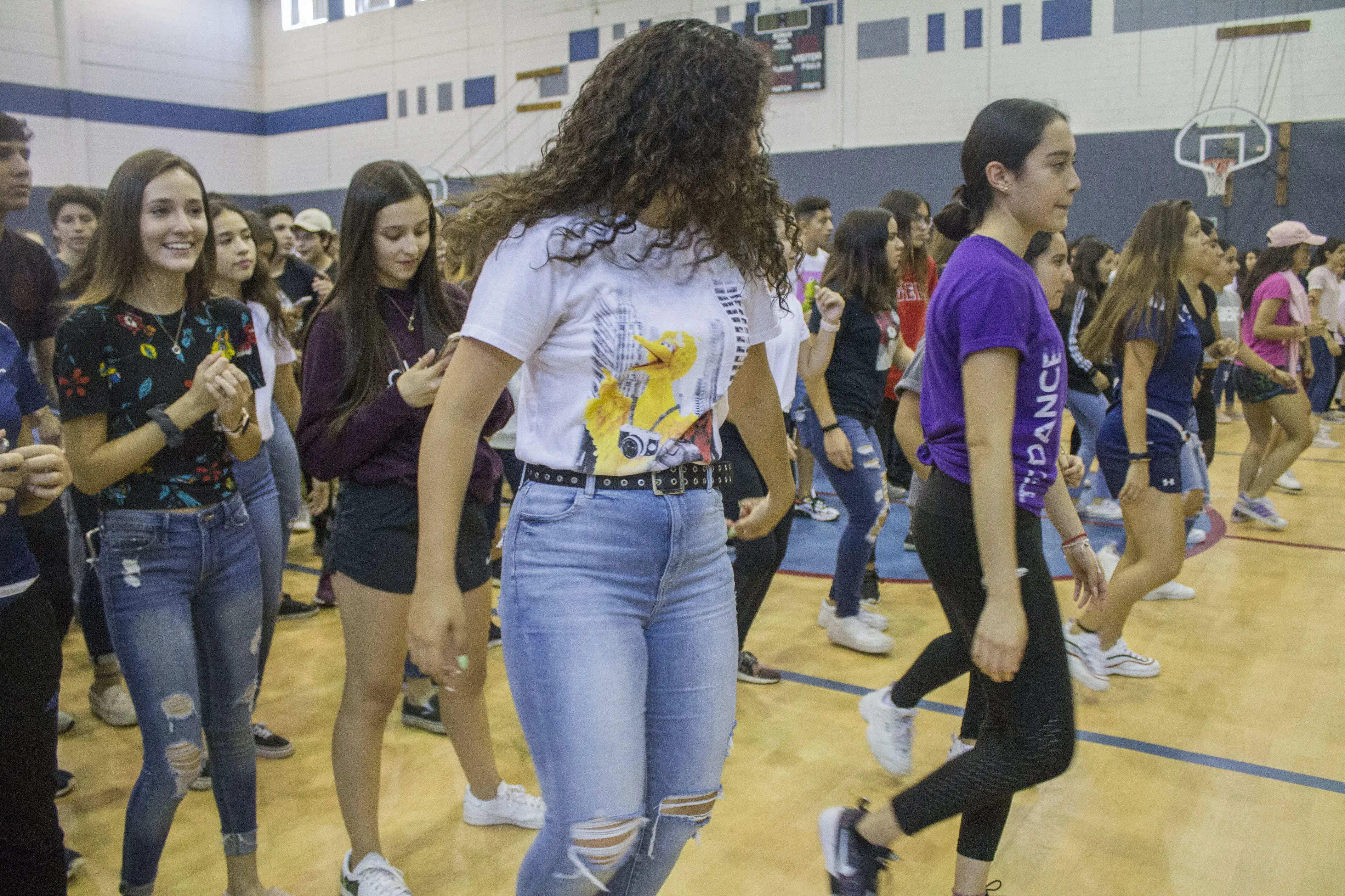 Alumnos bailando hip hop