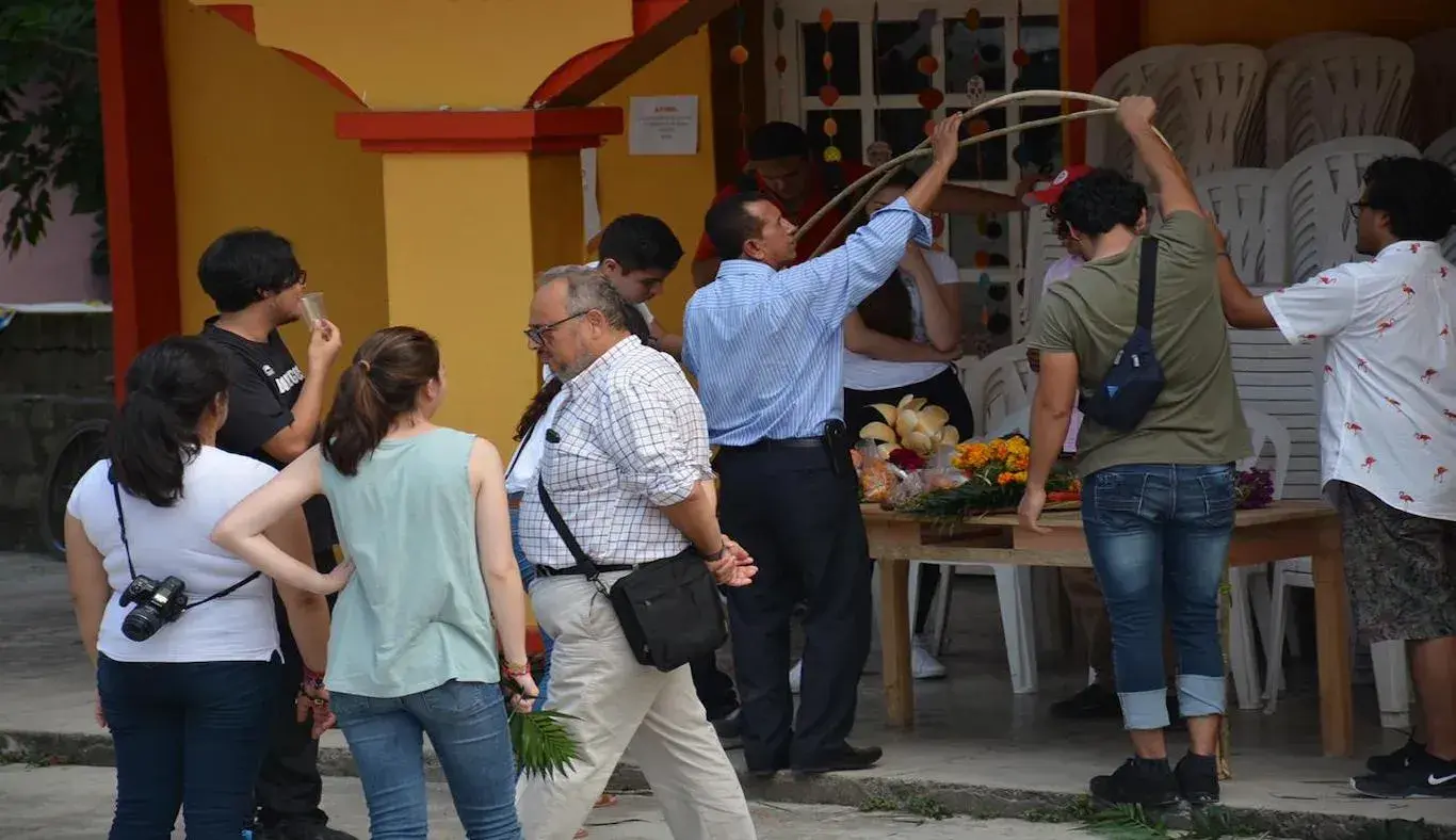 Alumnos participando en la decoración del Xantolo