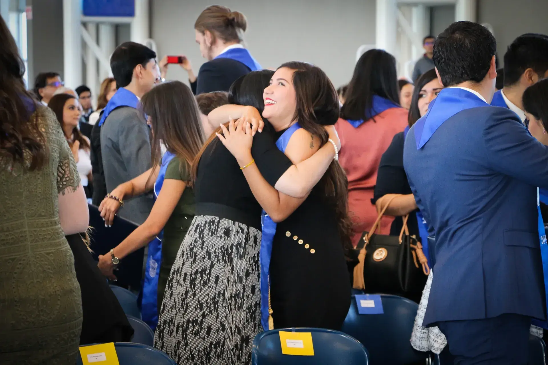Alumnos de profesional disfrutan de grandes momentos en su graduación.