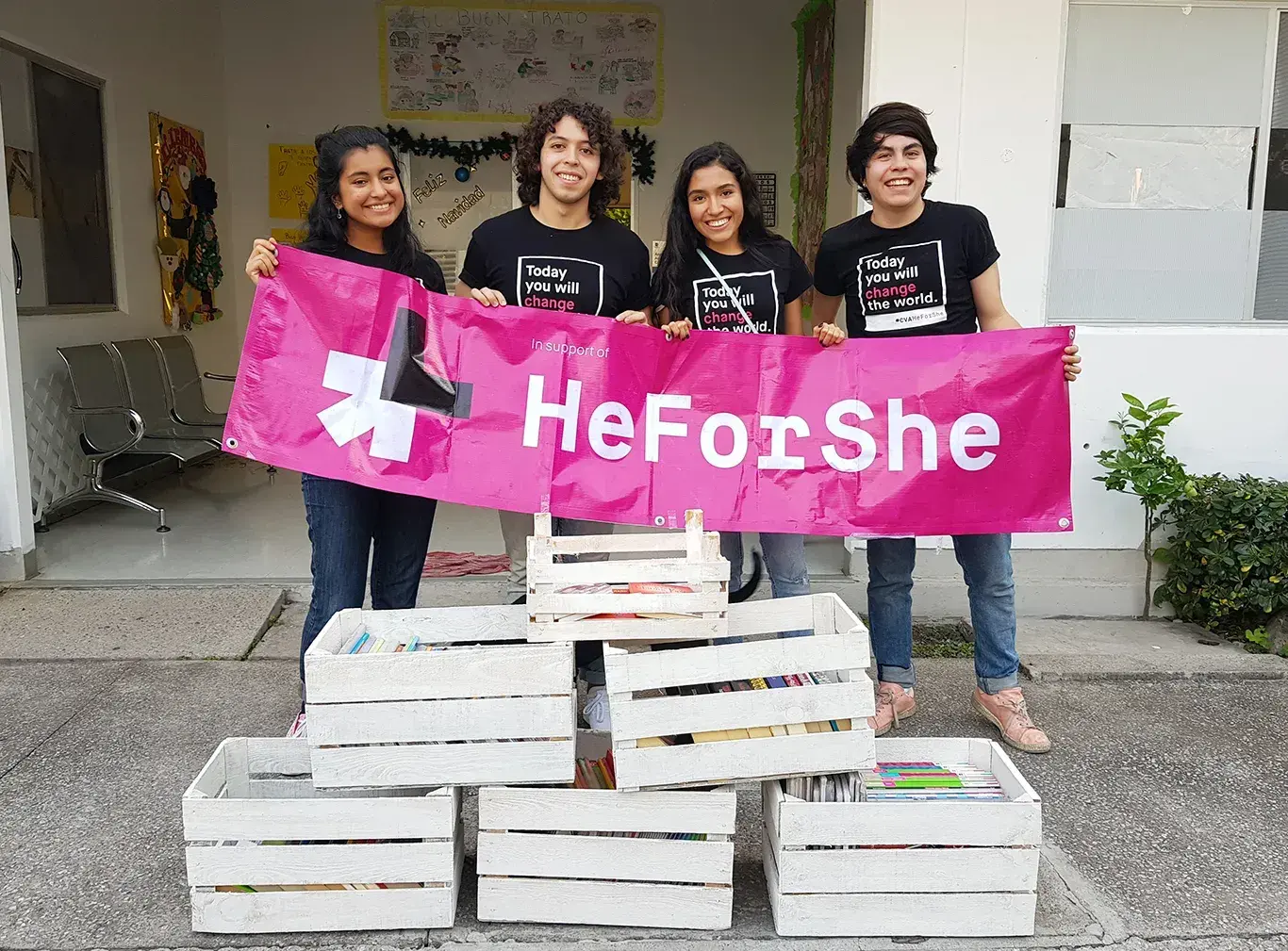 He For She Cuernavaca dona libros a niños