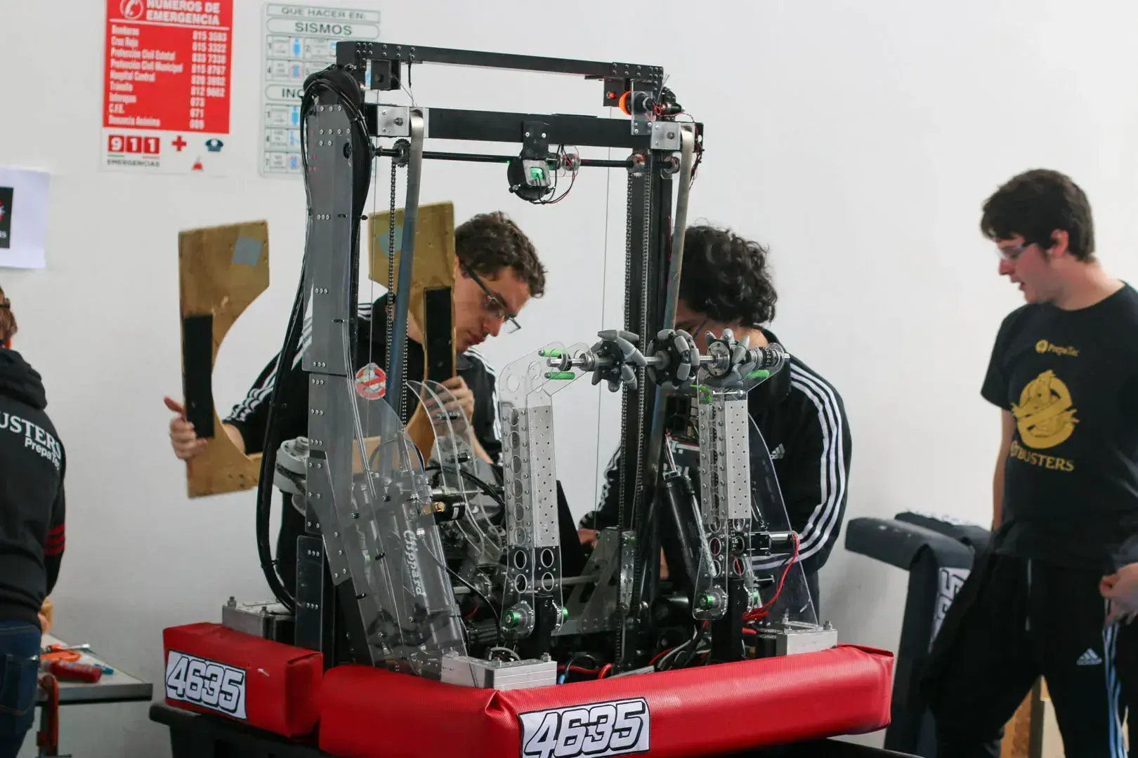 Area de Pits del equipo BotBusters.