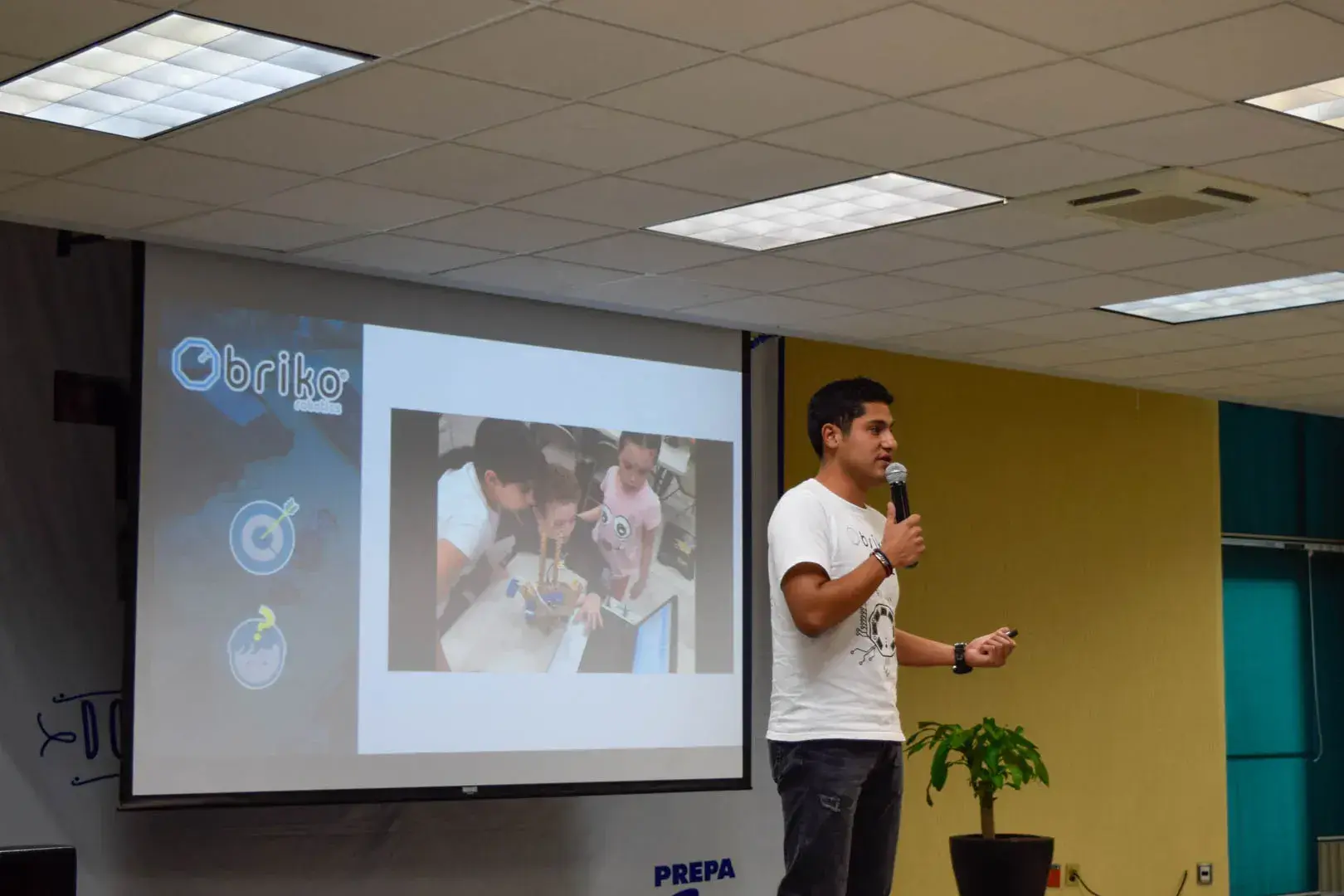 CEO de Briko Robotics como conferencista.