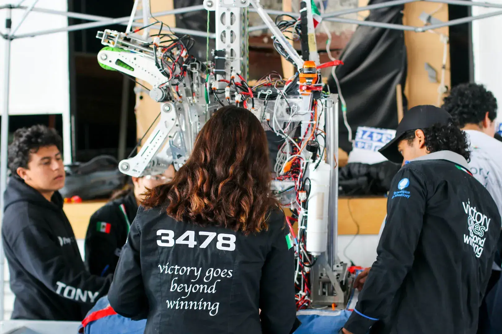 Equipo LamBot 3478 con su líder de Pits.