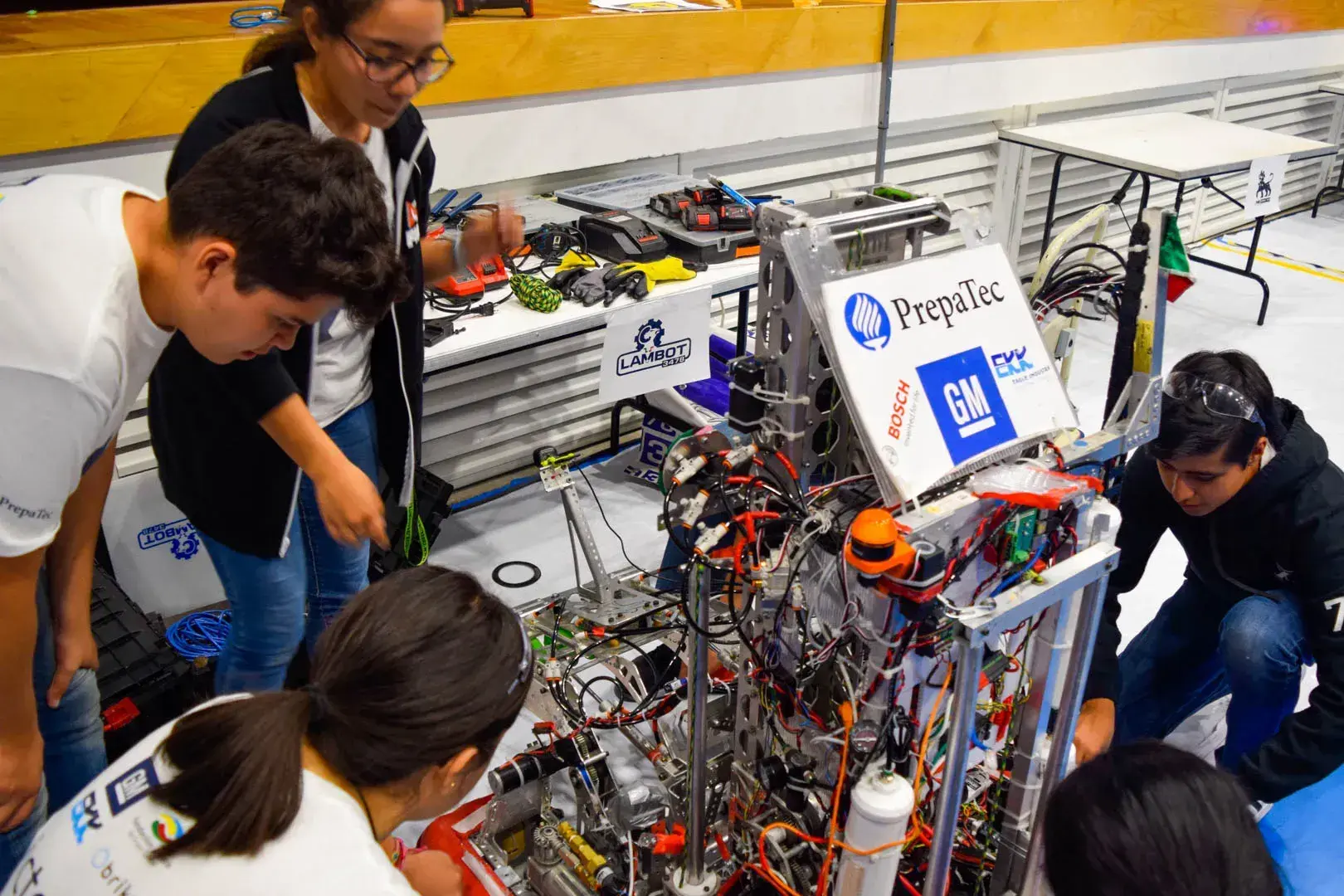 Equipo LamBot en el area de Pits.
