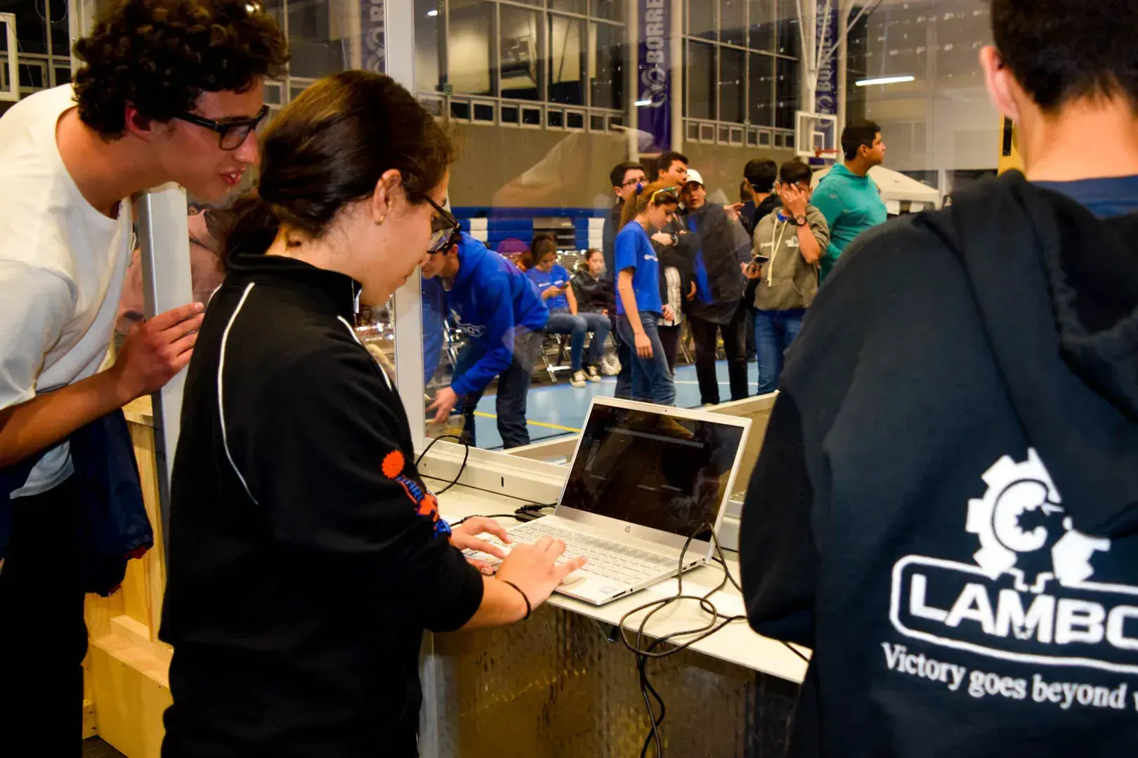 Equipo de programación y electrónica de LamBot ajustando su cancha.