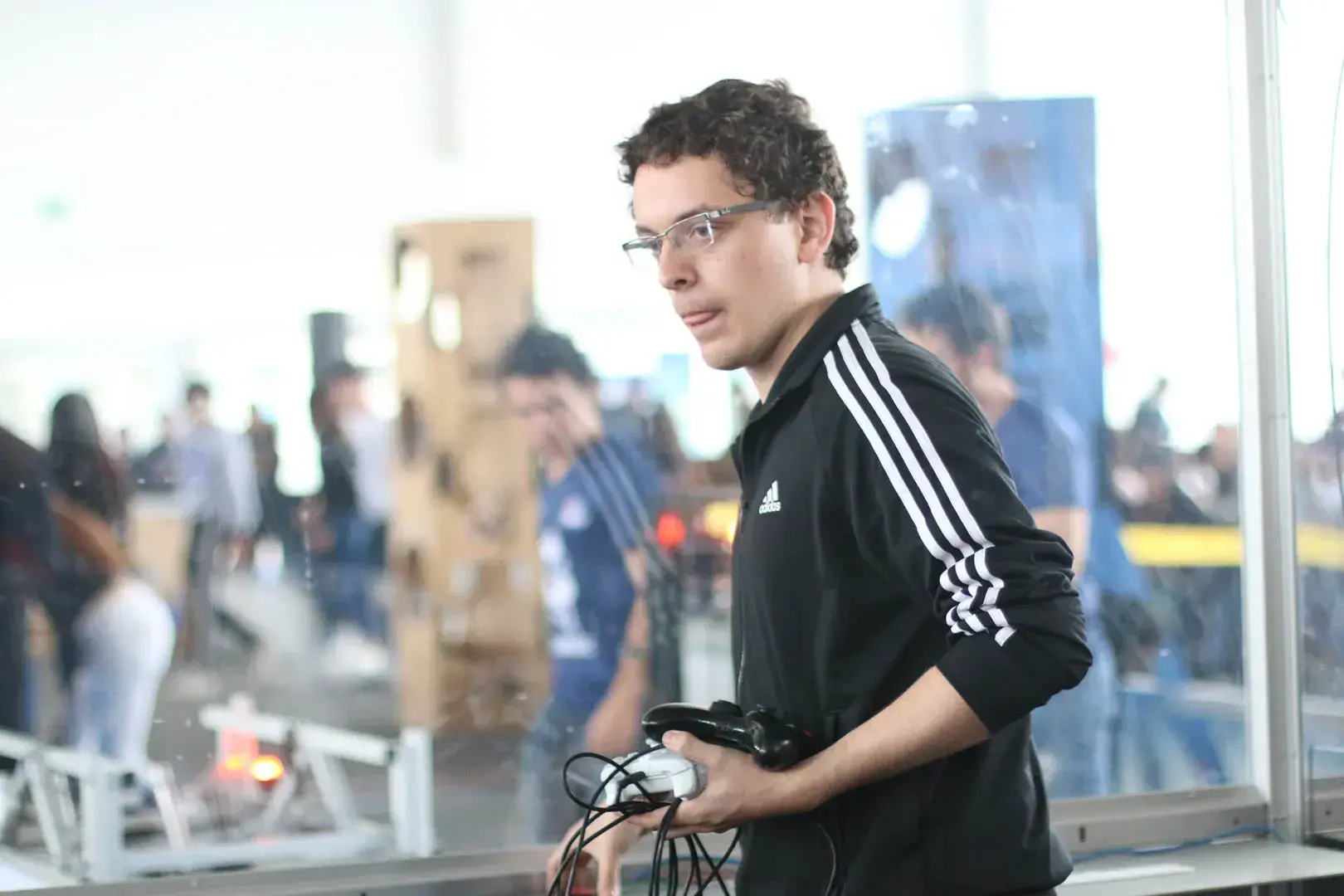 Integrante de BotBusters regresando al area de pits.