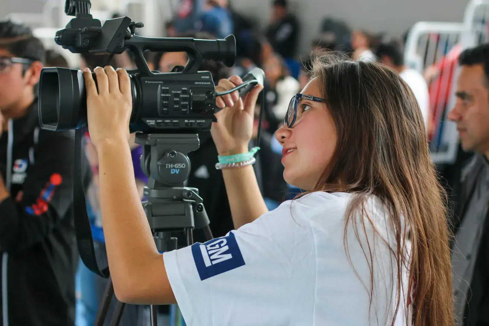 Integrante de LamBot como camarógrafa en el evento.