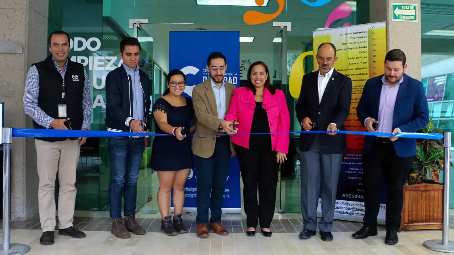 Corte del listón para la inauguración del punto