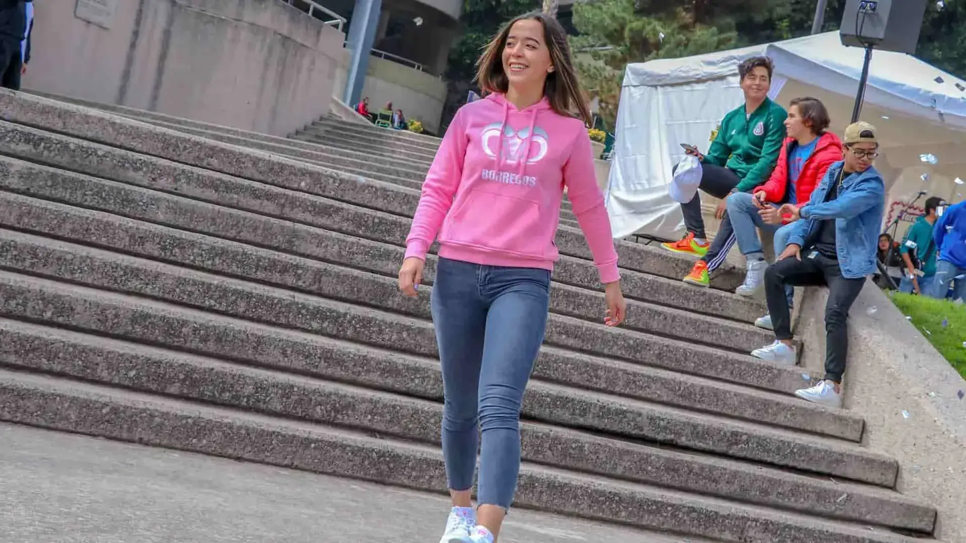 Chica modelando en pasarela sudadera rosa con bordado tec