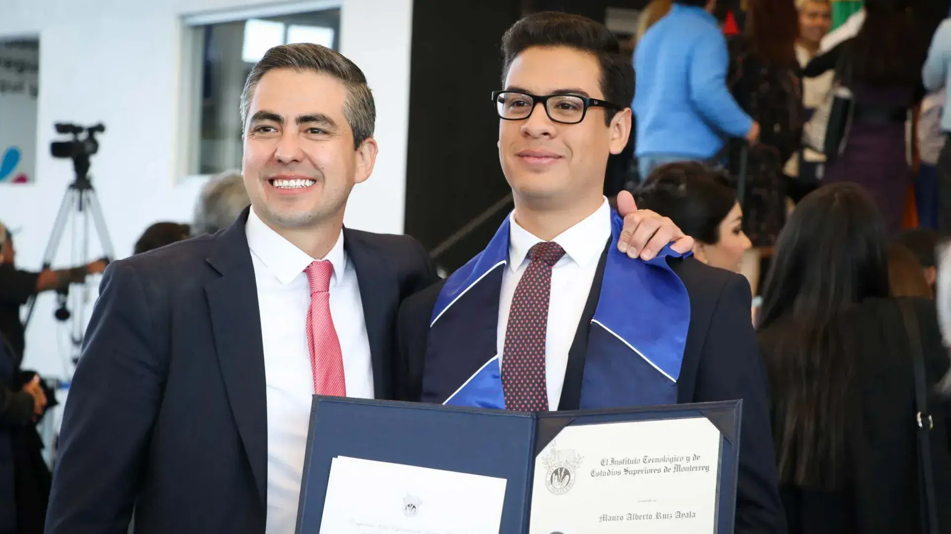 Alumnos de profesional y posgrado disfrutan de grandes momentos en su graduación.
