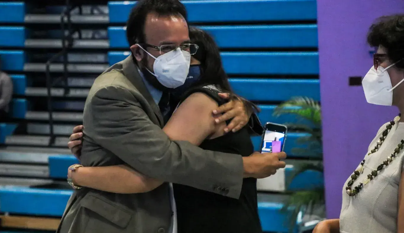 Papá abrazando a su hija graduada