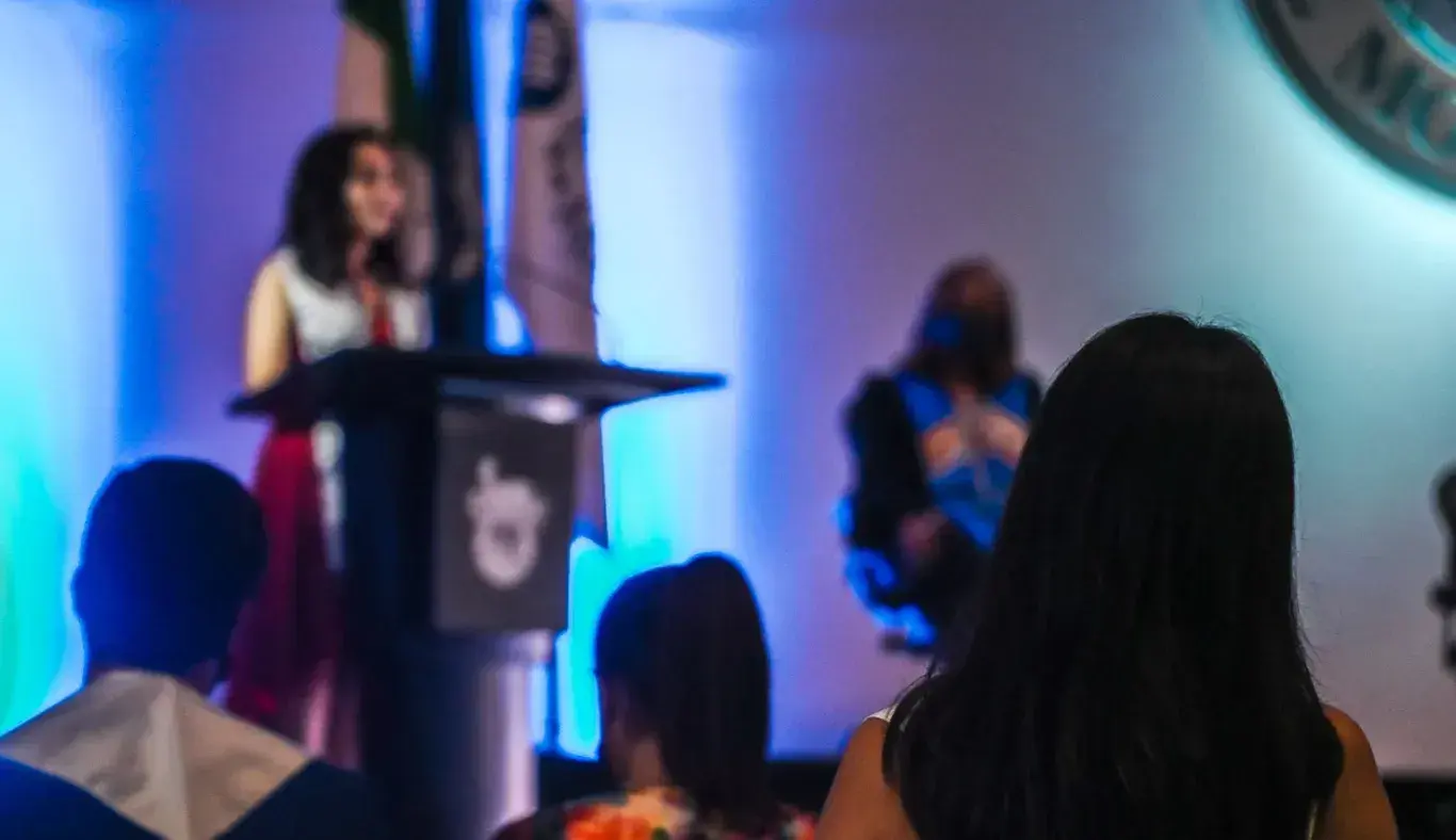Alumna dando discurso de despedida