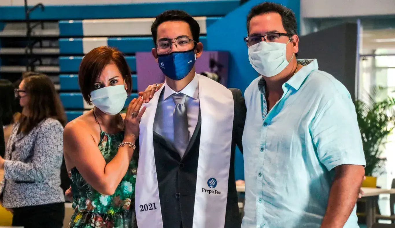 Papás e hijo graduado en ceremonia