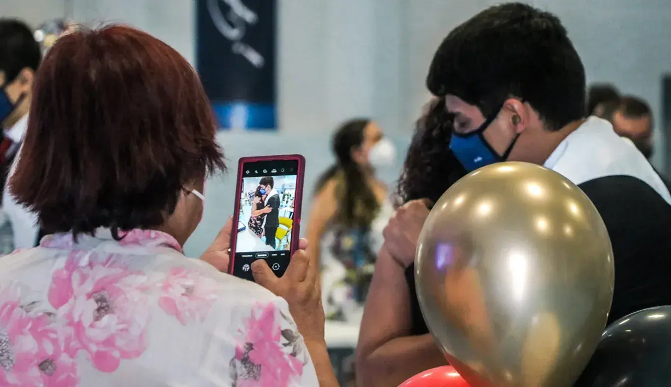 Mamá capturando foto de su hijo graduado
