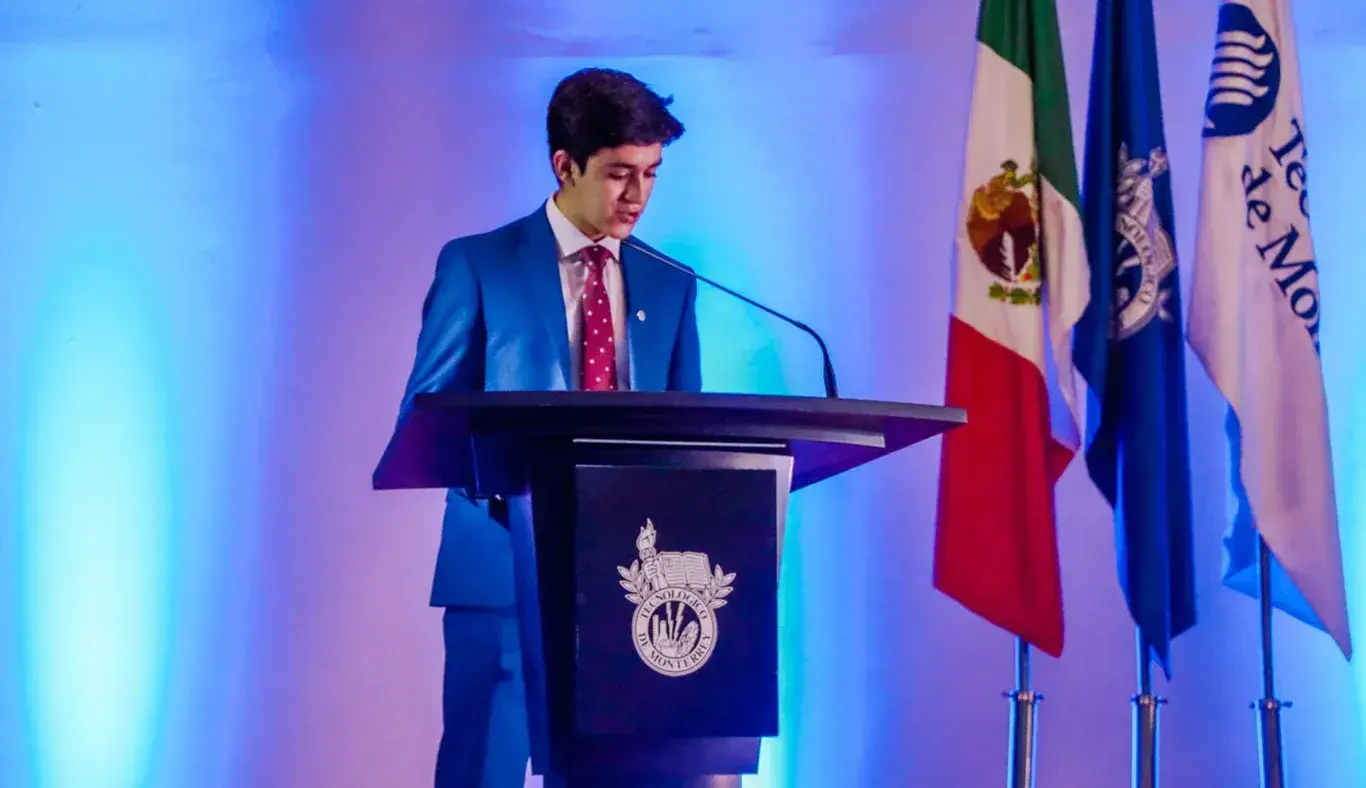 Estudiante dando palabras de despedida
