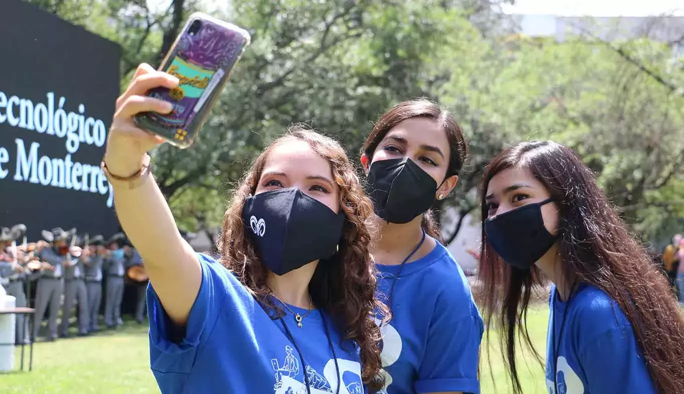 Alumnas tomando selfie en Jardín de las Carreras durante 78 Aniversario del Tec de Monterrey, campus Monterrey