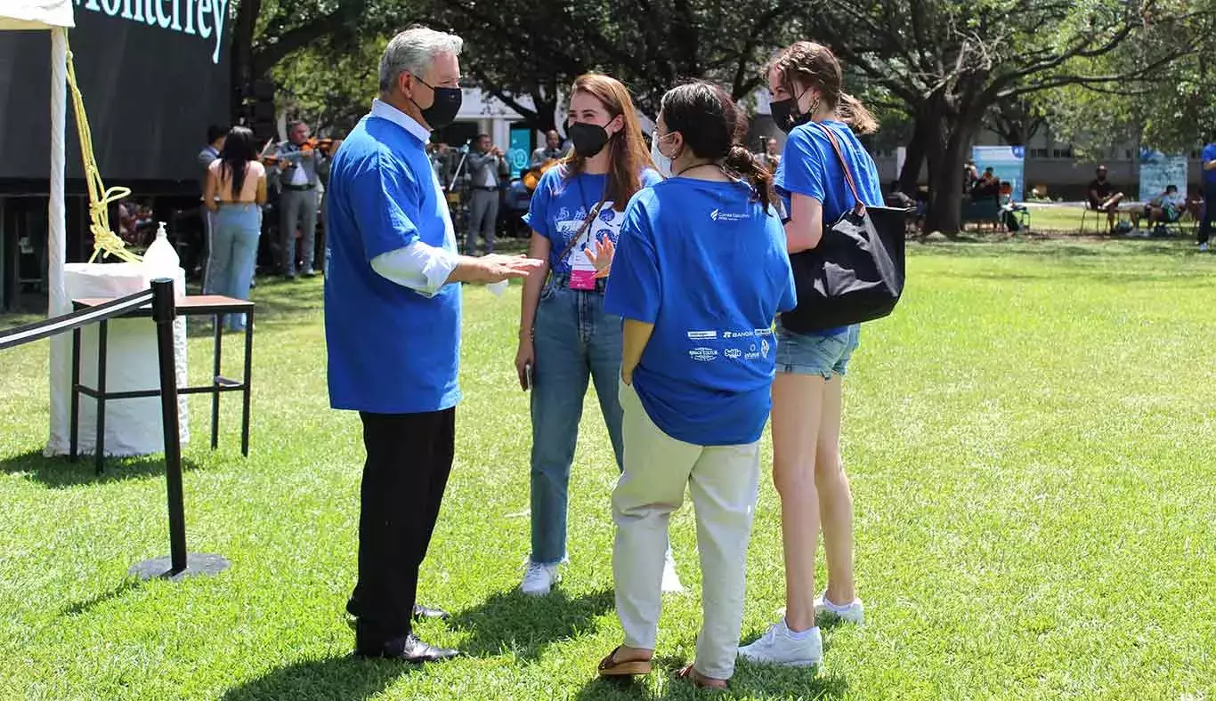 Mario Adrián Flores, vicepresidente de Región Monterrey charlando con estudiantes.