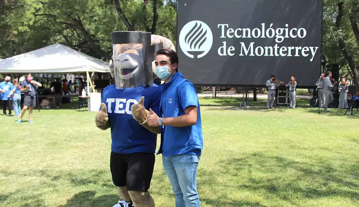Alumno tomándose foto con Teus durante celebración del 78 Aniversario del Tec en campus Monterrey