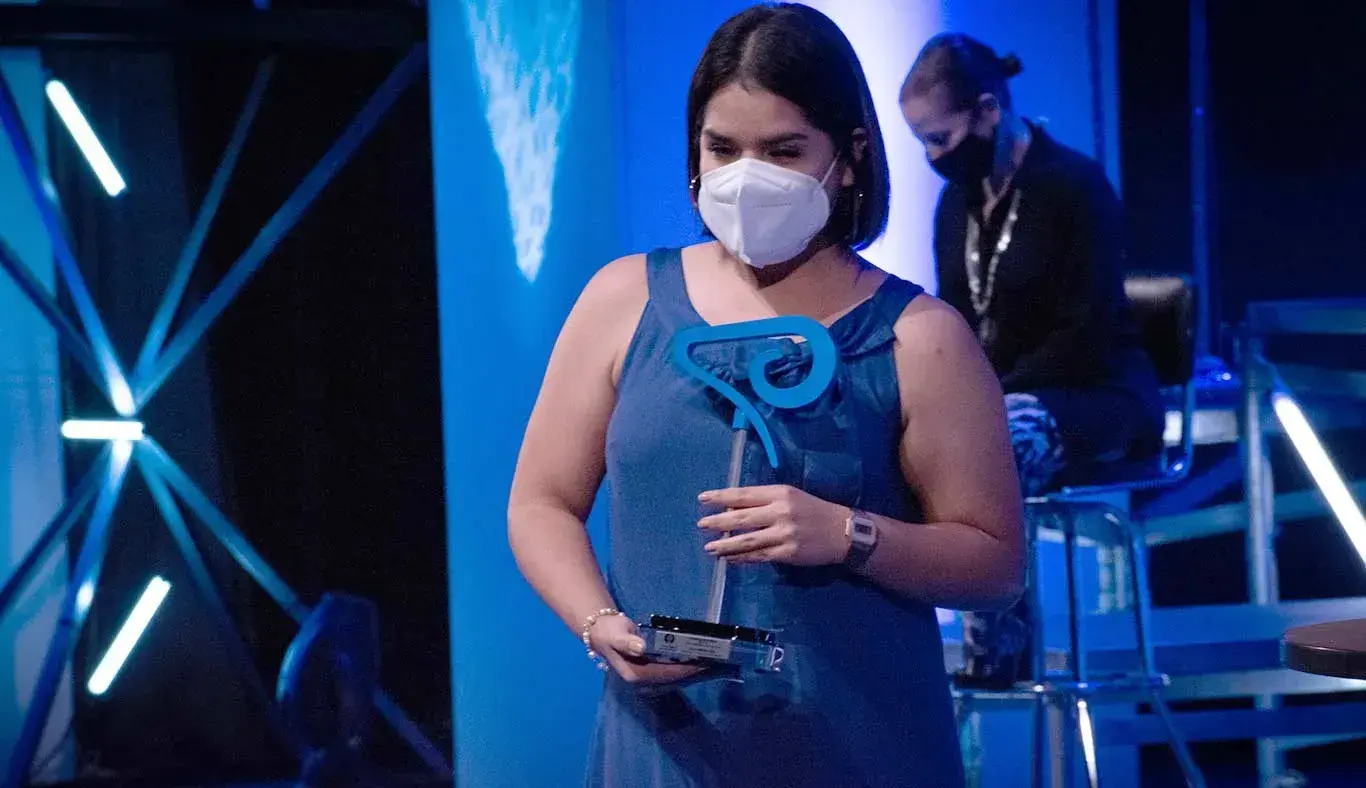 Angélica Orona recibe premio Mejor Estudiante de Clases Deportivas en la rama femenil