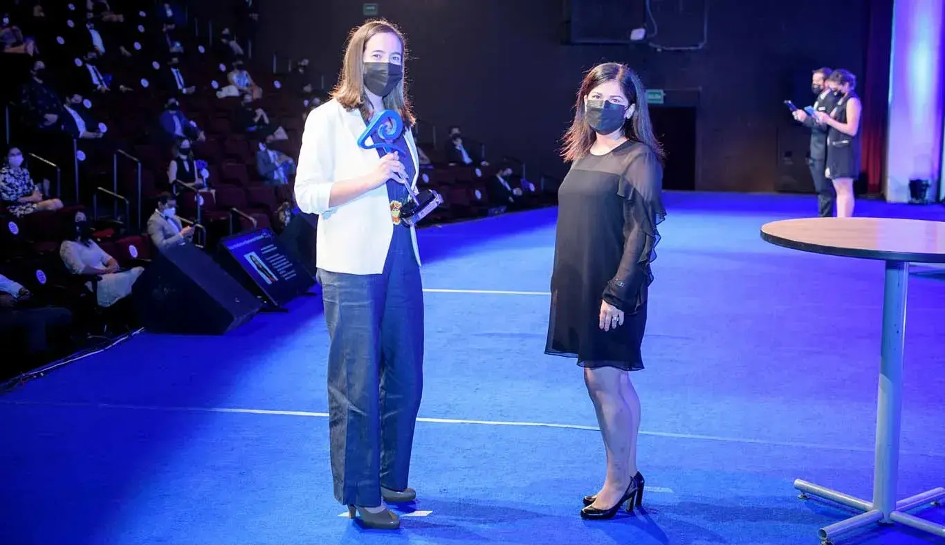 Grace Rebeca Chávez con Norma Moreno, directora del Centro de Vinculac