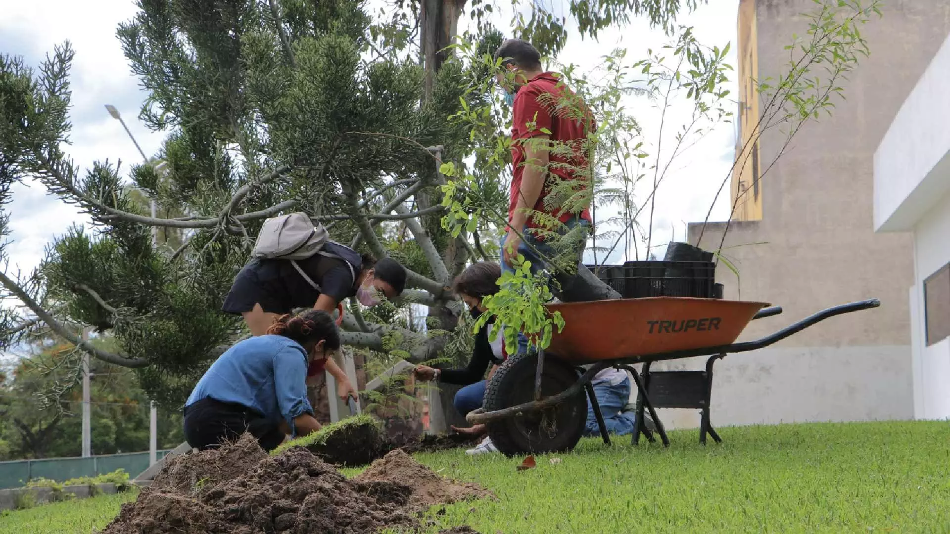 El profesor Dan Rodríguez, supervisando la labor de los alumnos.