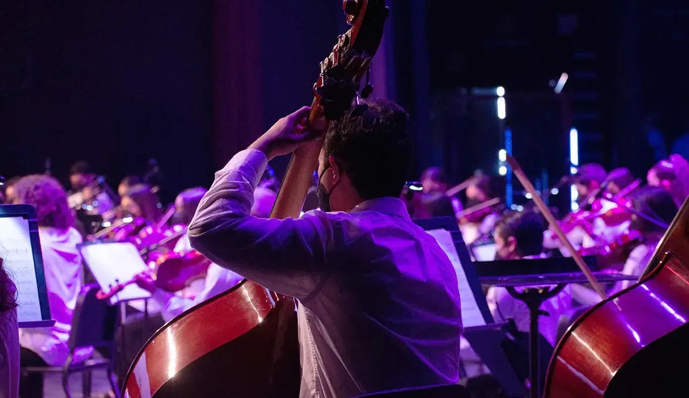 Alumnos en el área de cuerdas de la Orquesta