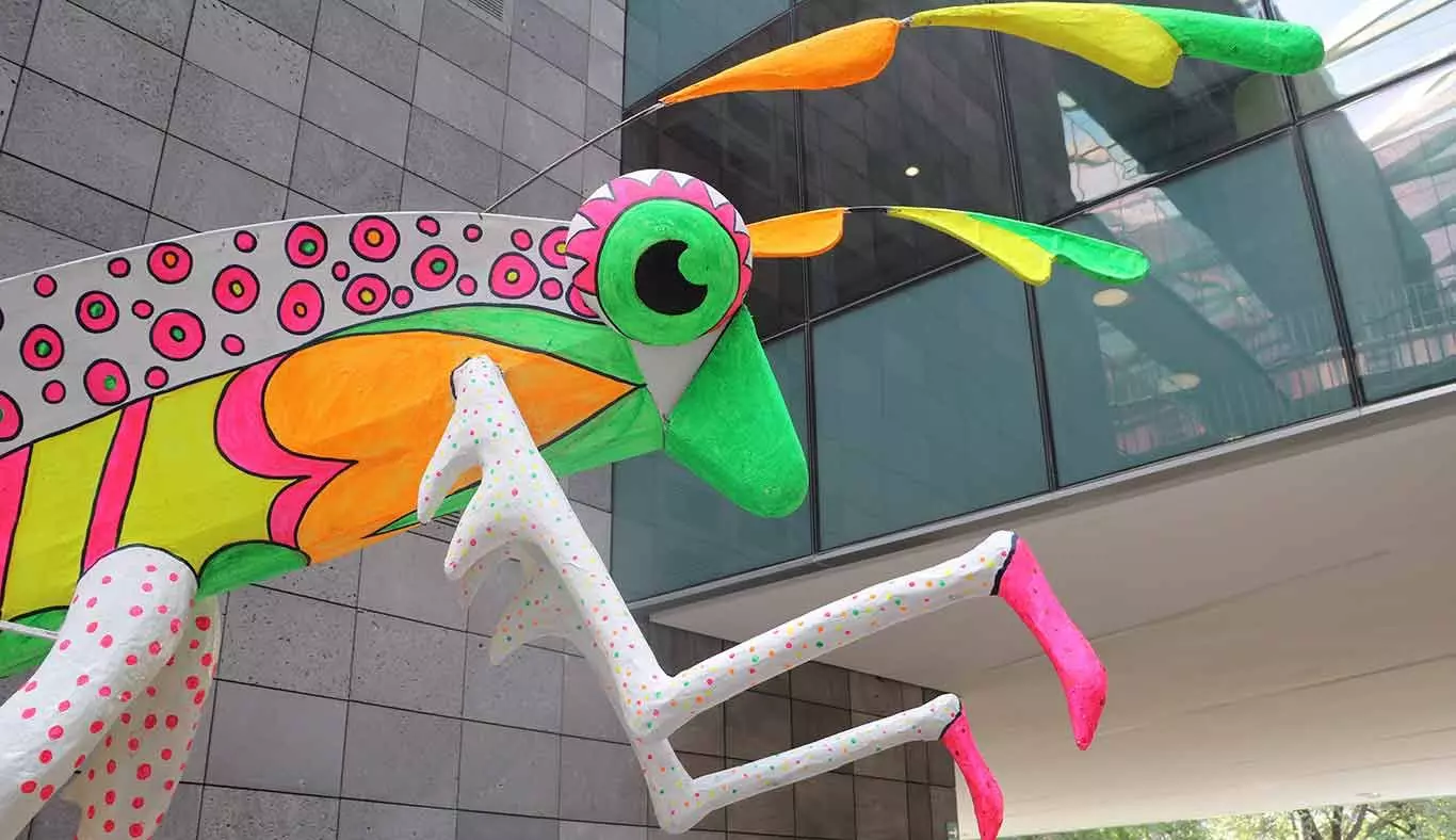 Alebrijes con gran colorido en el campus Monterrey.