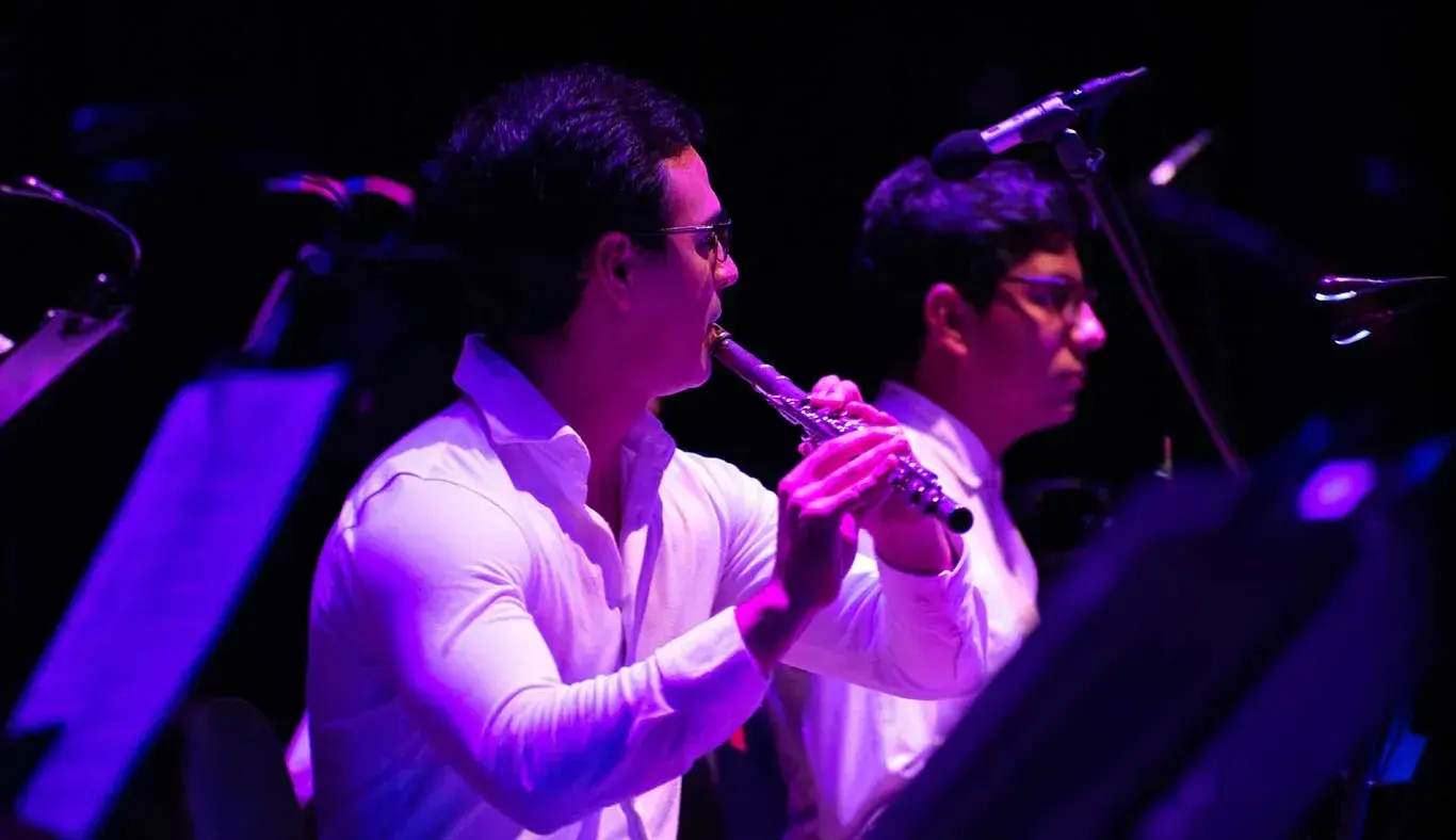 Alumno tocando la Flauta