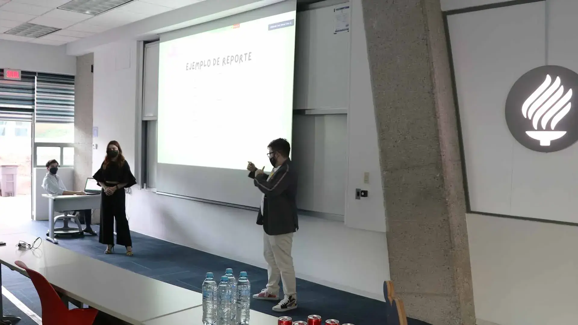 Estudiantes presentando su propuesta final