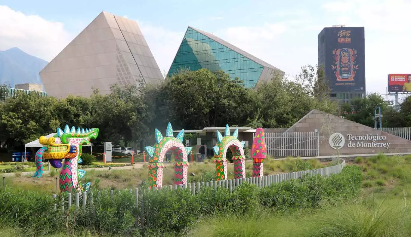 Los alrededores del campus se llenaron de colorido.