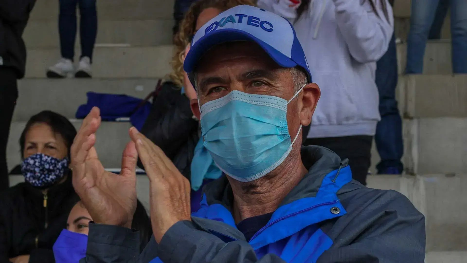 La familia celebra la victoria de un partido emocionante