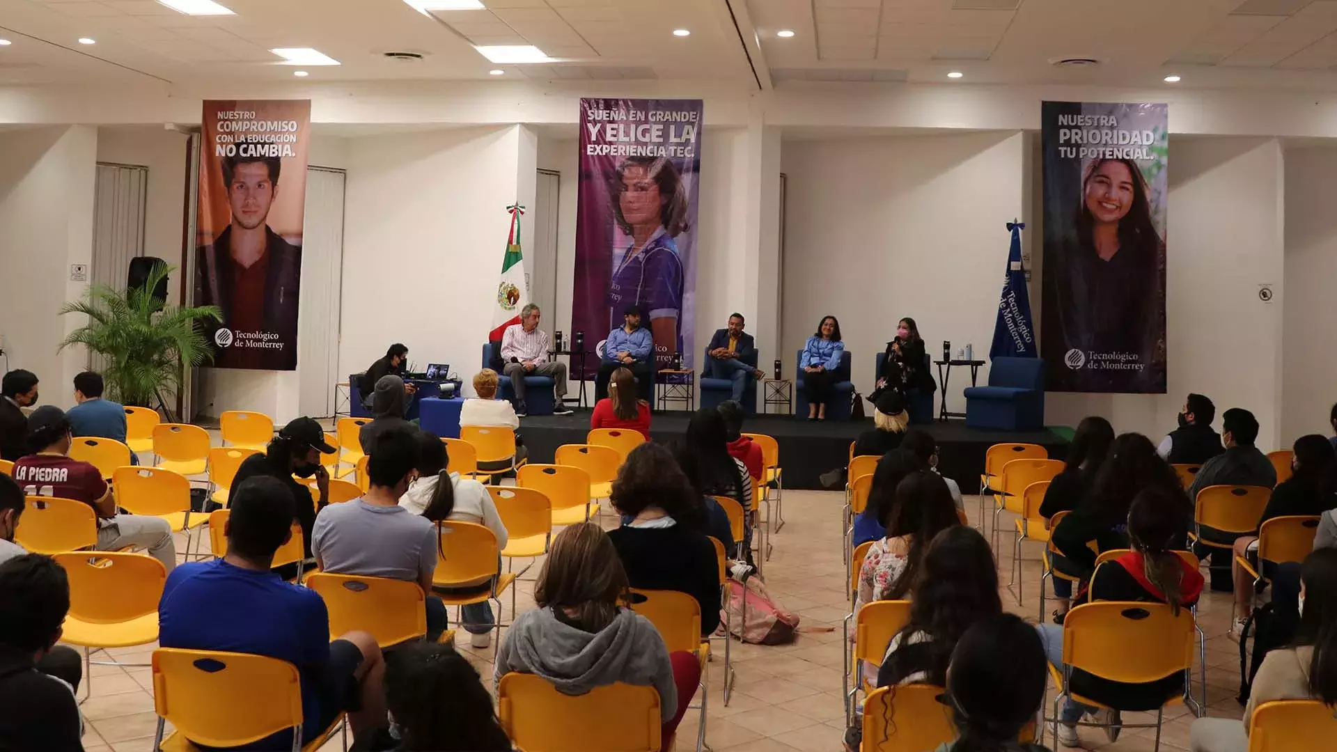 Elenco "Va por Diego" en charla para alumnos del Tec de Monterrey campus Chiapas