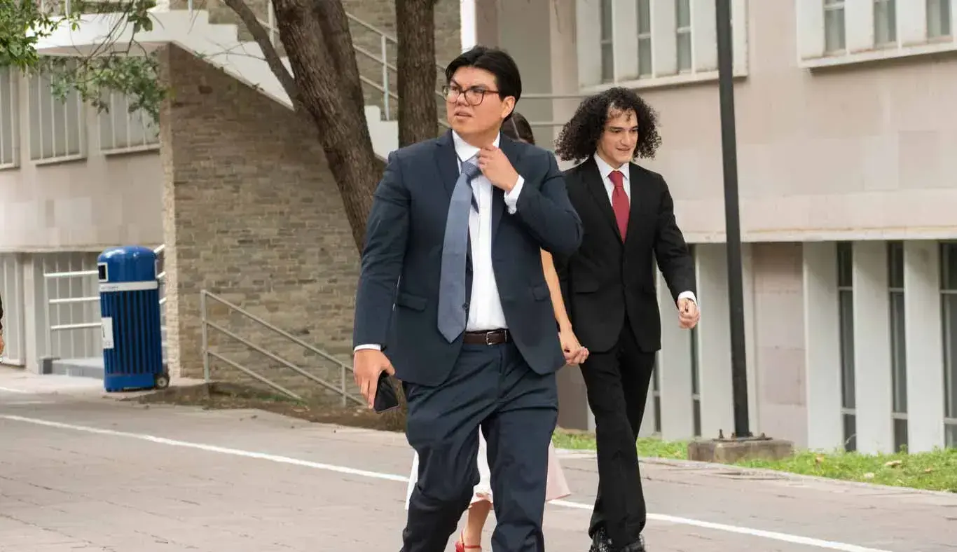 Alumno apresurado a tomarse la fotografía 