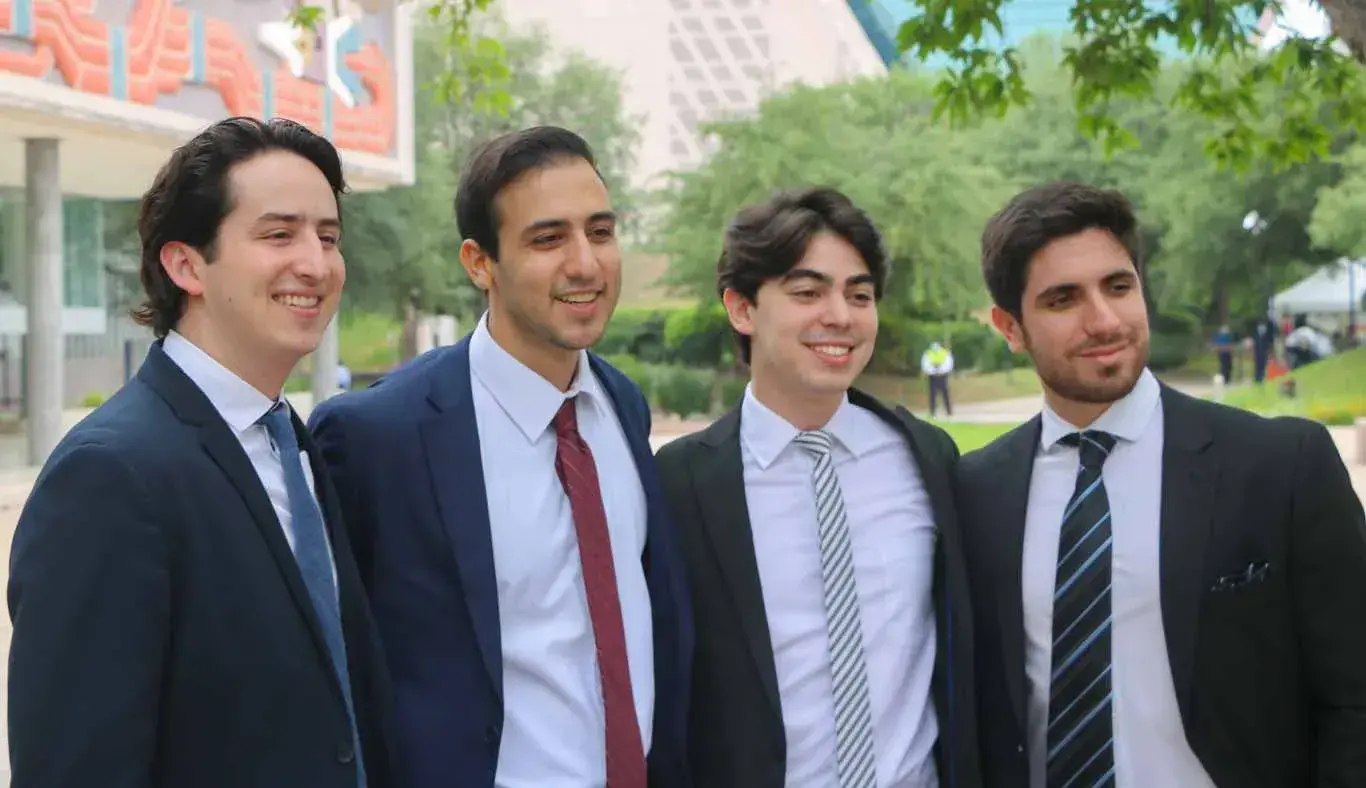 Ingenieros se toman una foto 