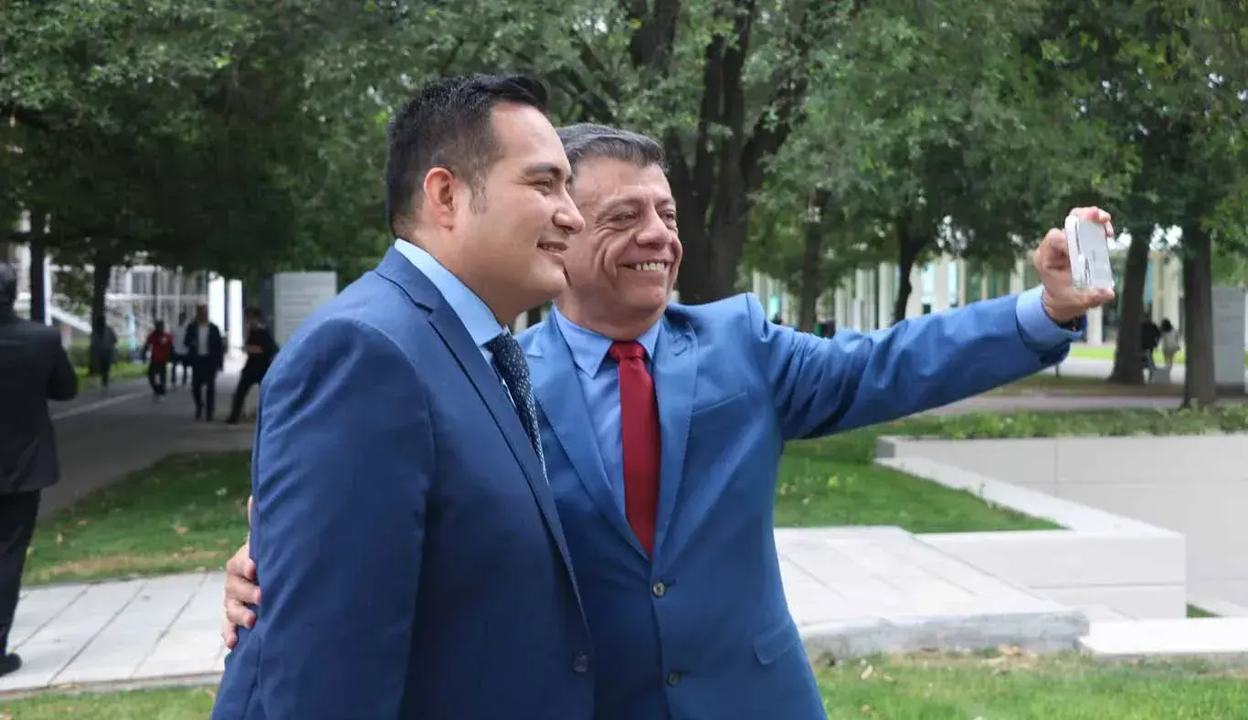 Profesor y alumno se oman una selfie 
