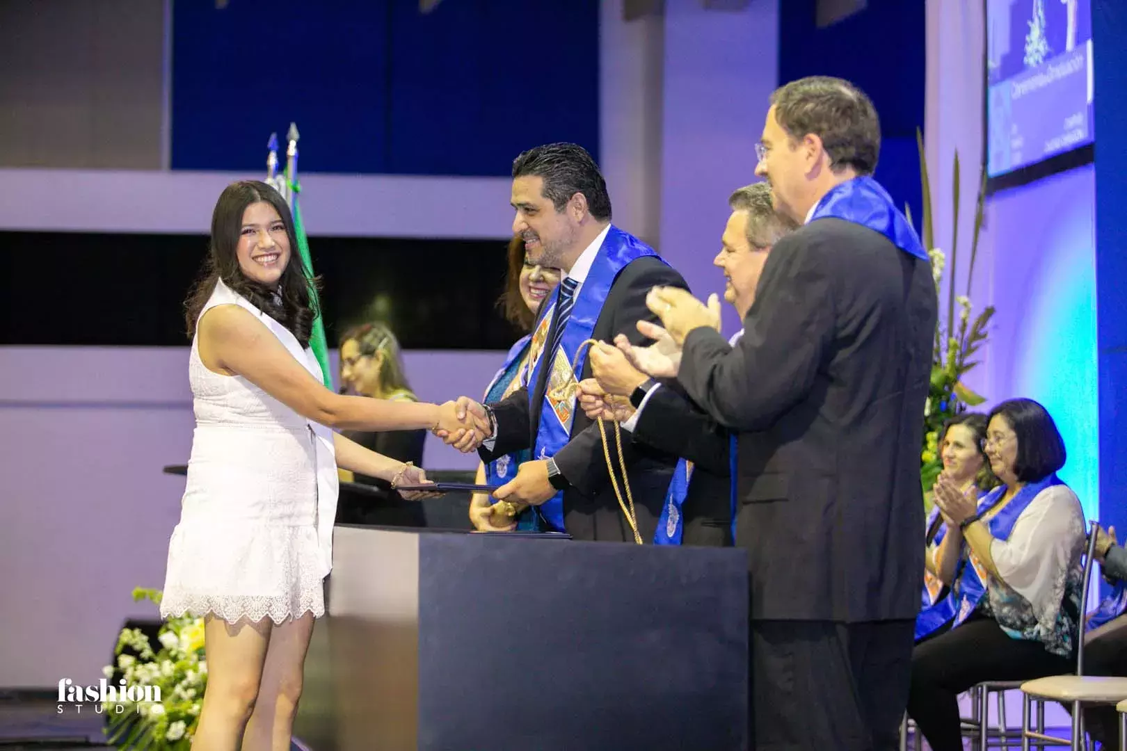 Ana Fernanda Martínez recibe reconocimiento como mejor promedio de prepa Bicultural