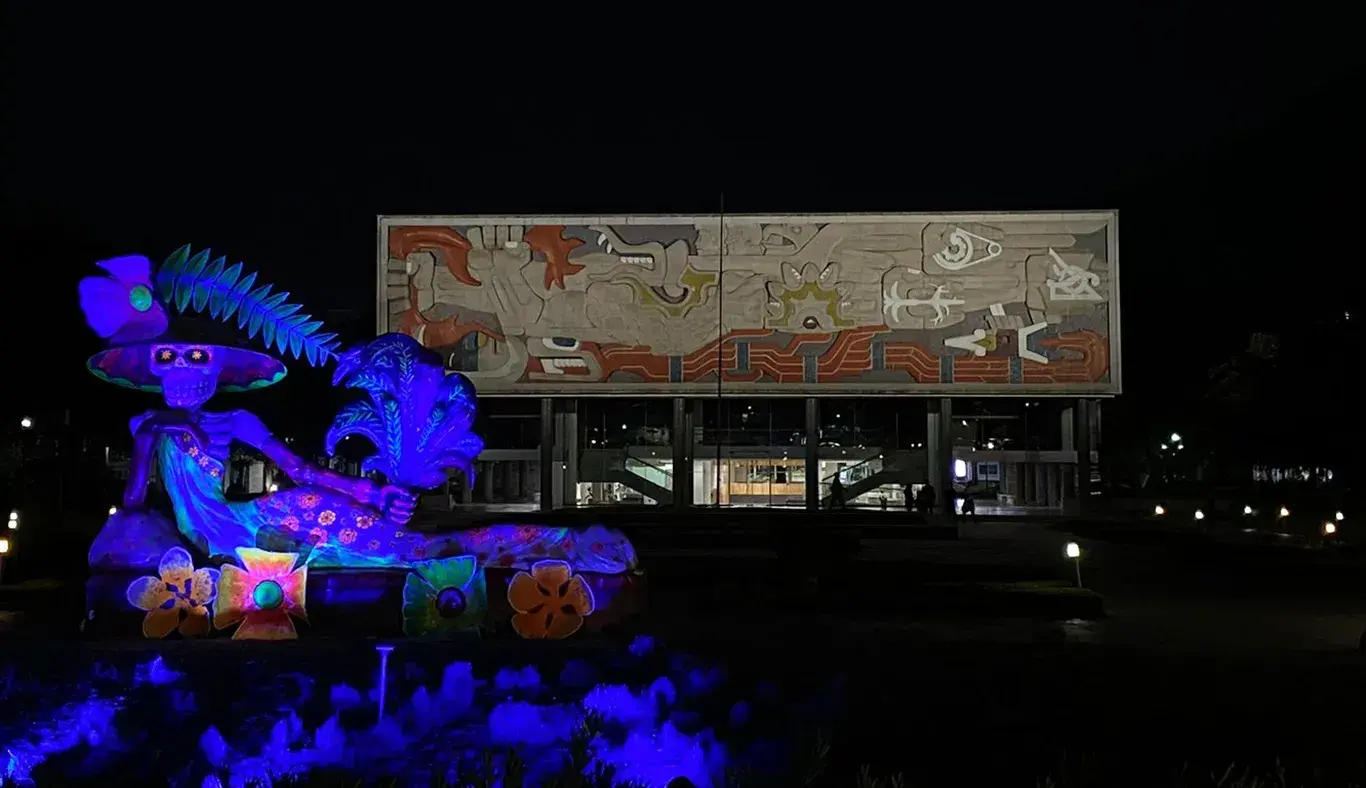 Catrina iluminada frente al edificio de Rectoría