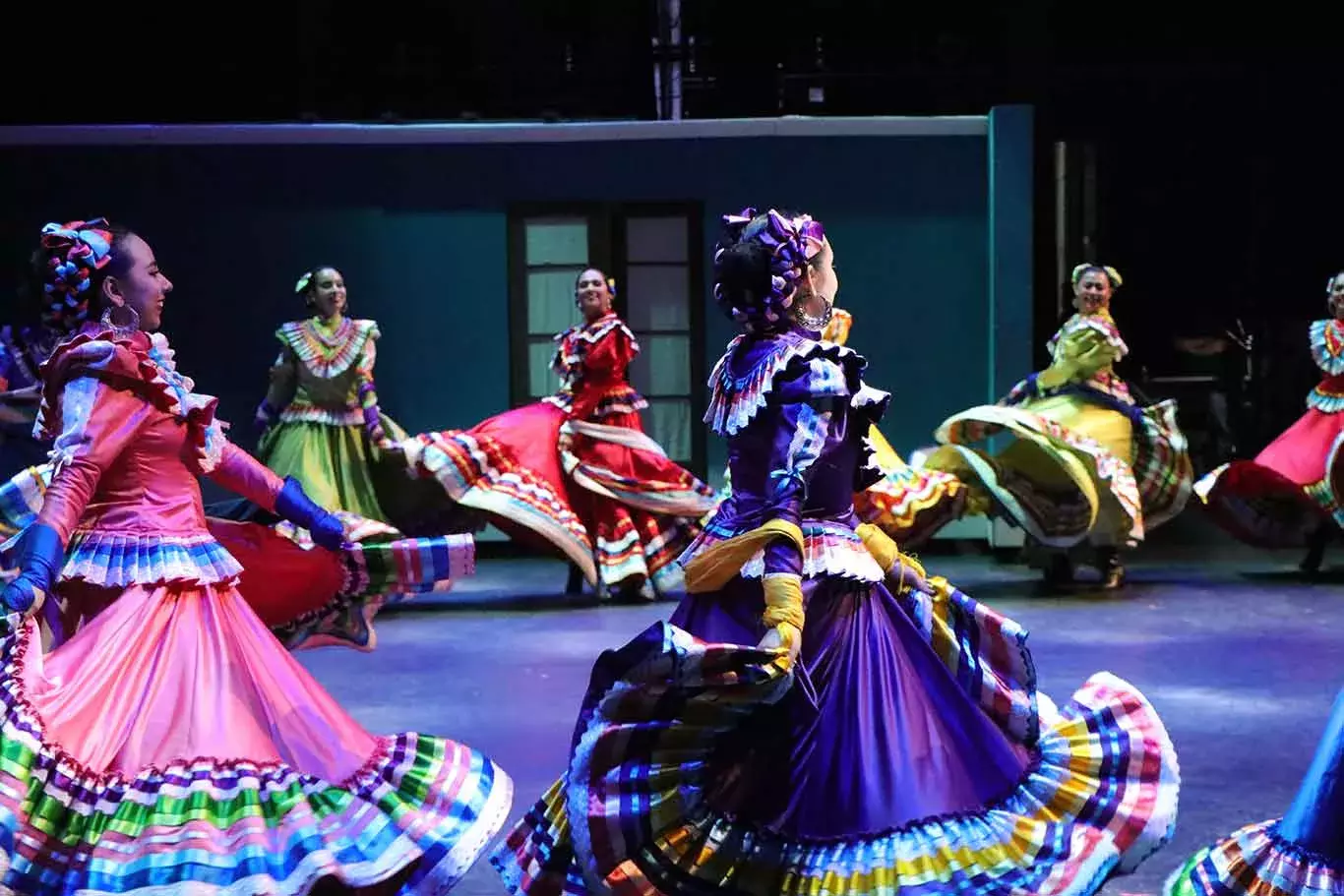 Baile folclórico de Jalisco en el espectáculo de Estampas de México del Tec Guadalajara.