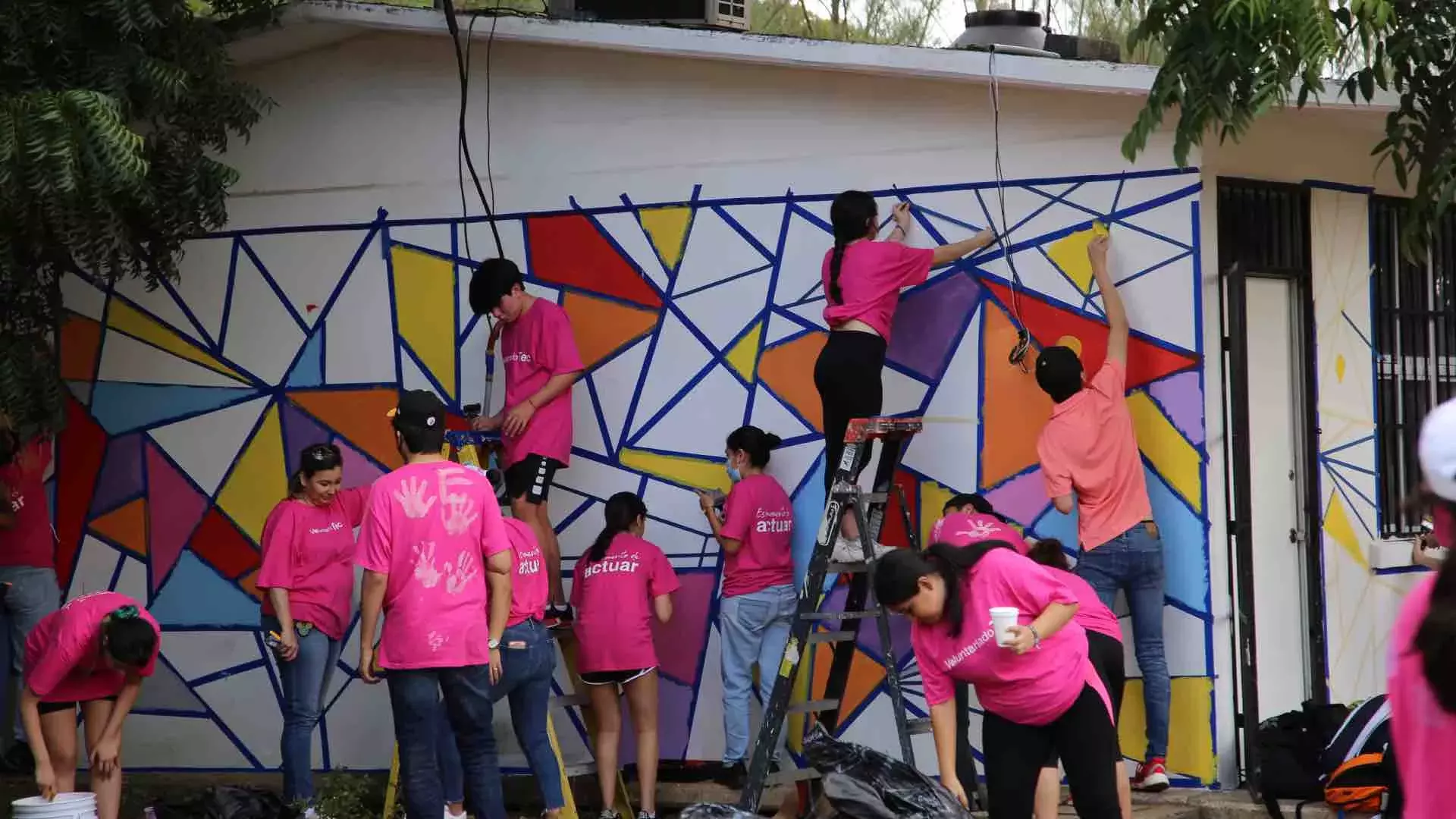 Los voluntarios realizaron pintas de murales en las escuelas públicas.