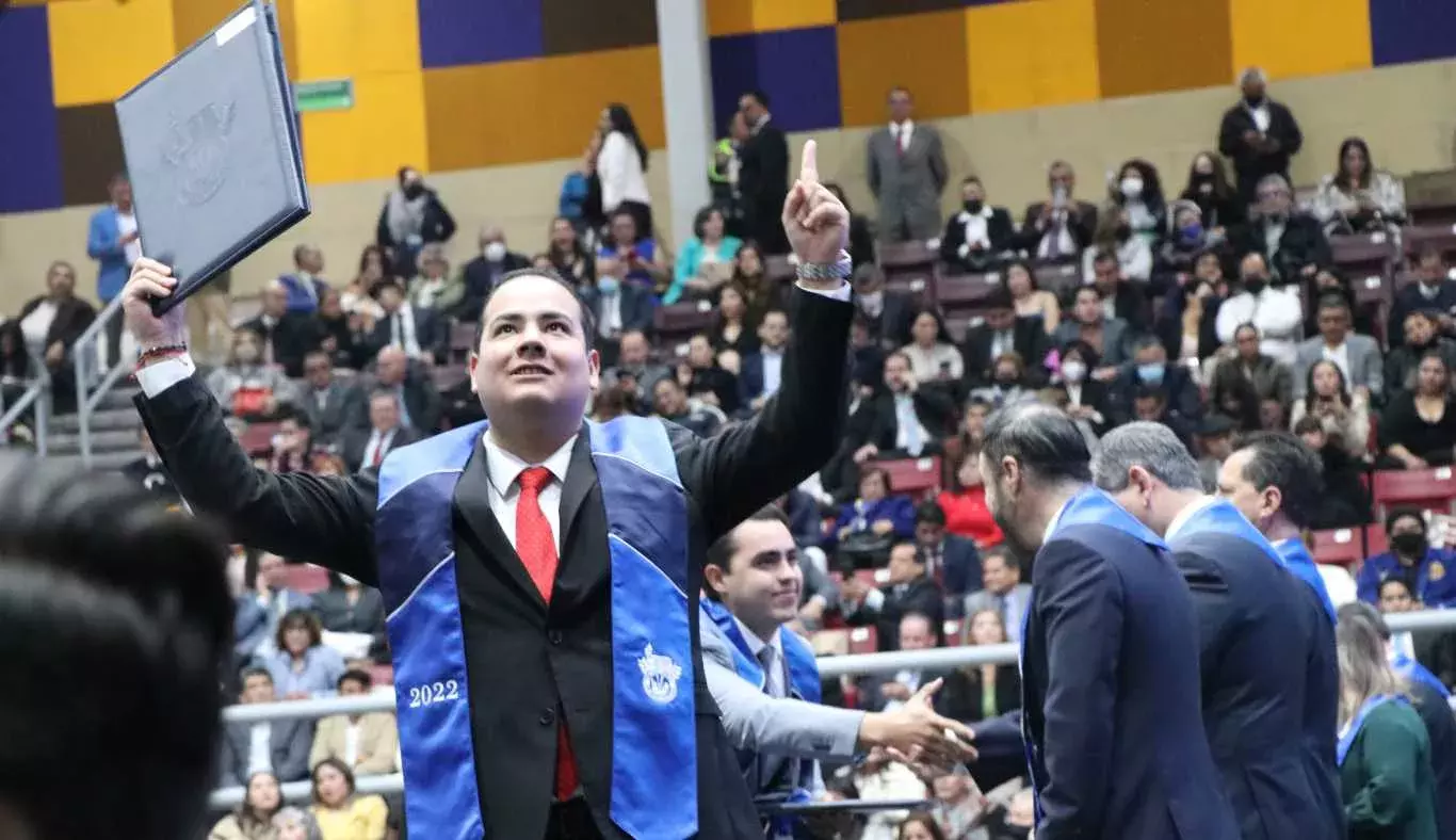Alumno del Campus Estado de México alzando sus manos y el título 